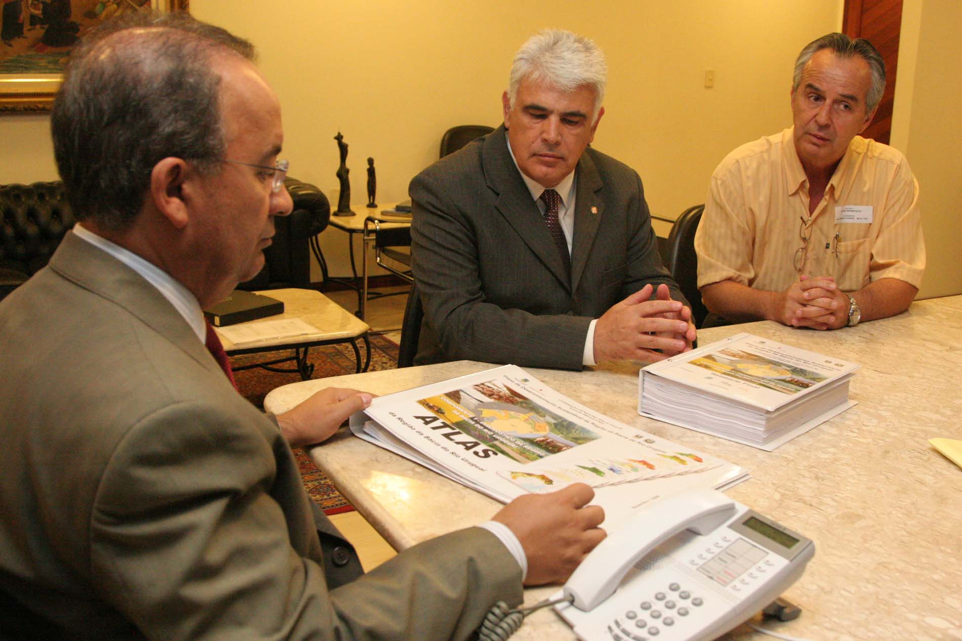 Comissão de Turismo e Meio Ambiente - Entrega do Atlas da região da bacia do Rio Uruguai.