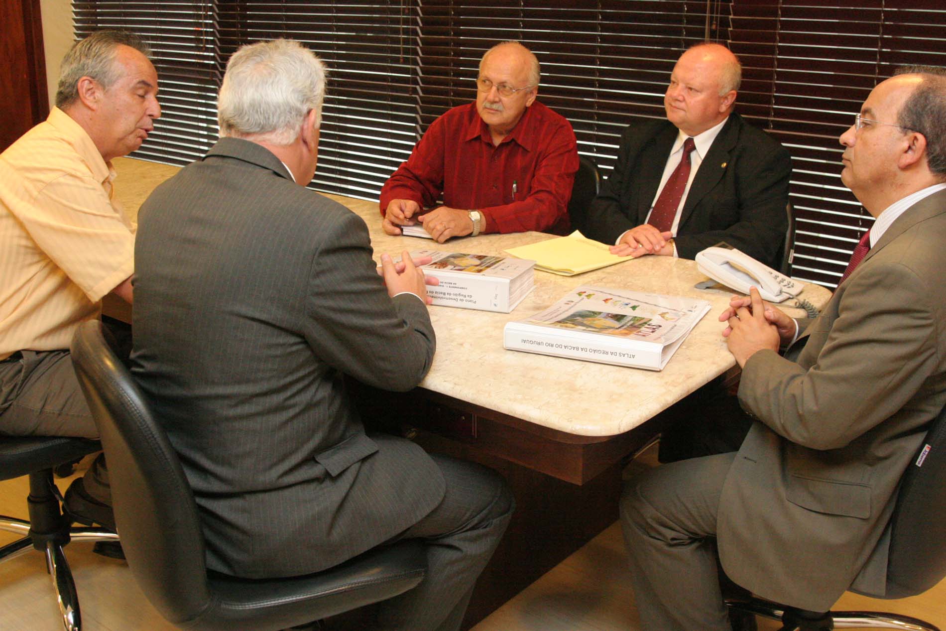 Comissão de Turismo e Meio Ambiente - Entrega do Atlas da região da bacia do Rio Uruguai.