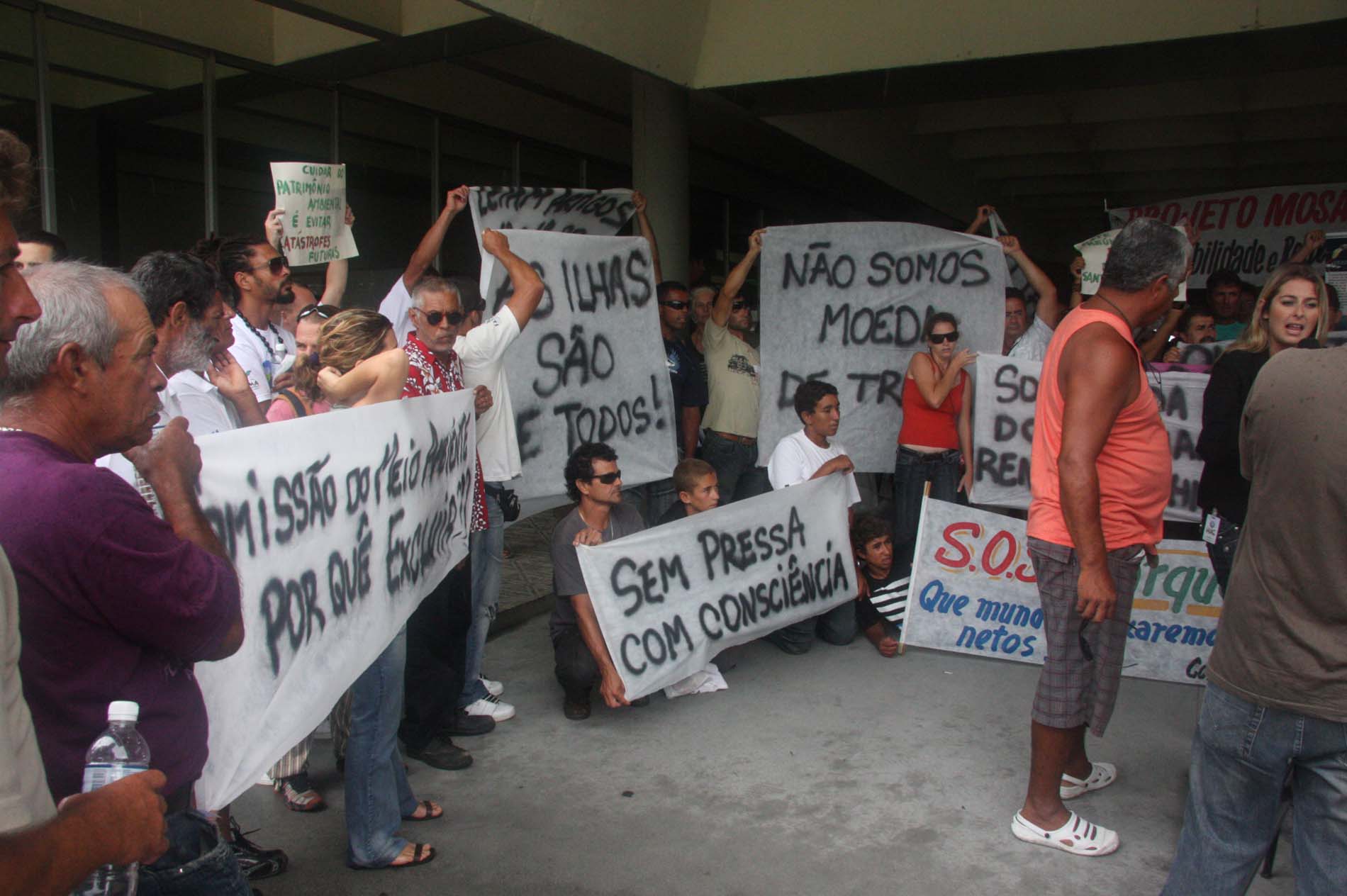 Manifestantes na Assembléia Legislativa