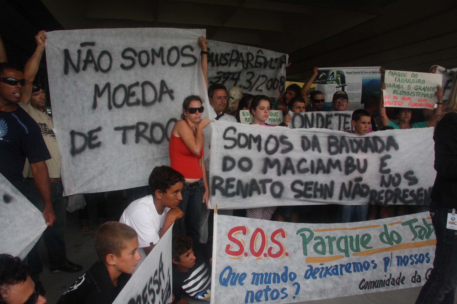 Manifestantes na Assembléia Legislativa