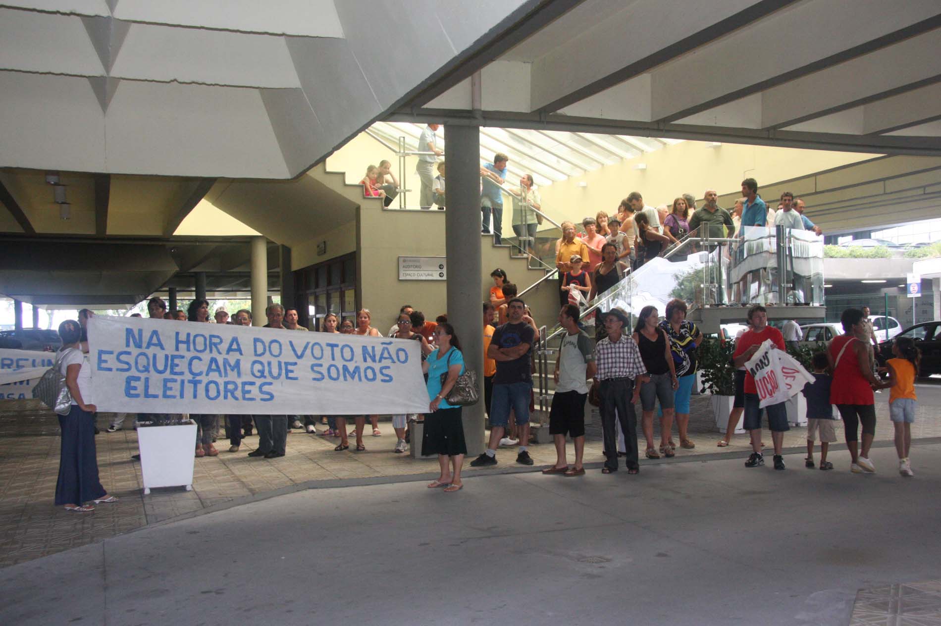 Manifestantes na Assembléia Legislativa