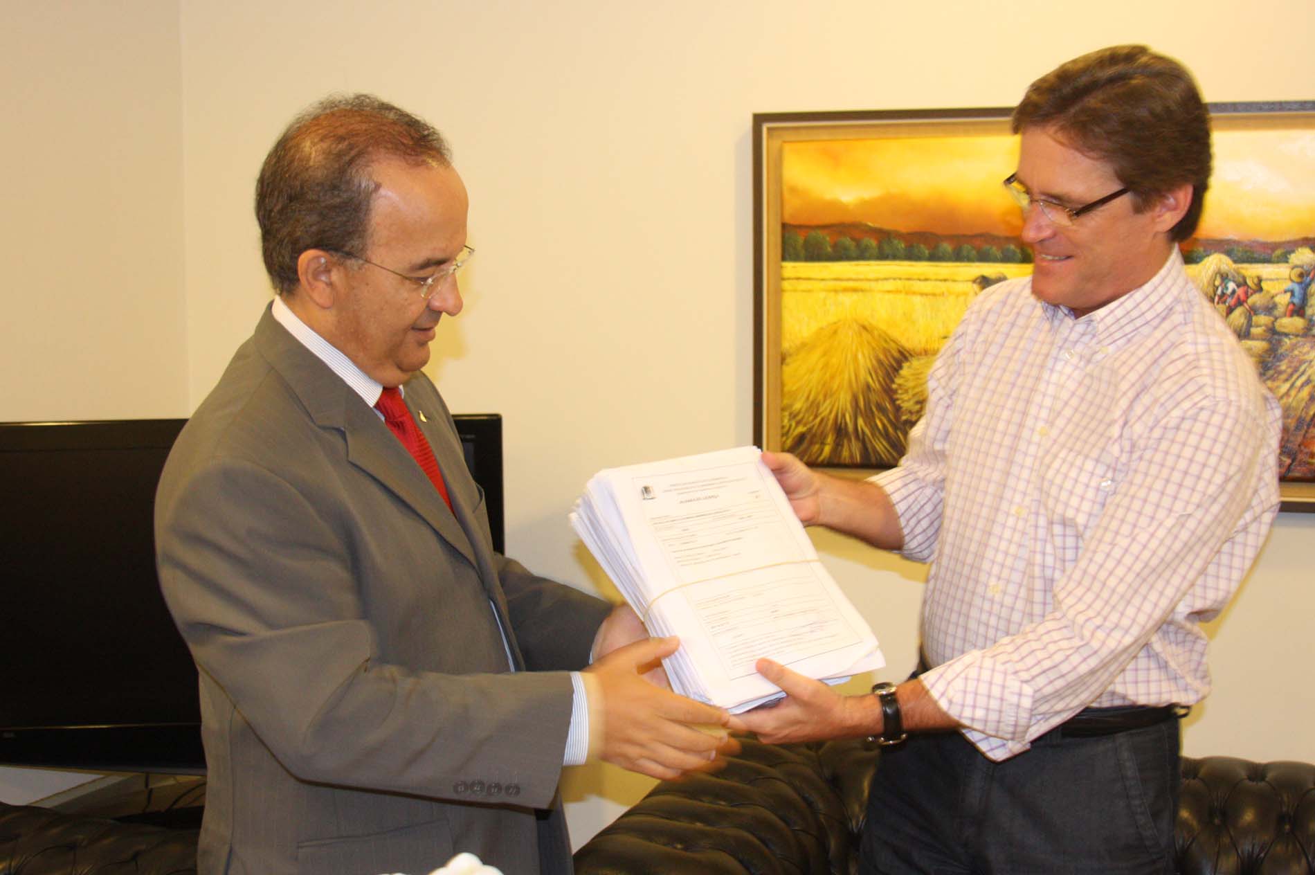 Entrega do alvará pelo prefeito Dário Berger