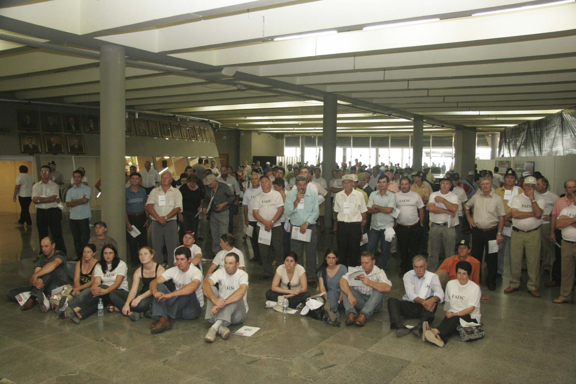 Agricultores acompanham a votação Código Ambiental - Hall da ALESC