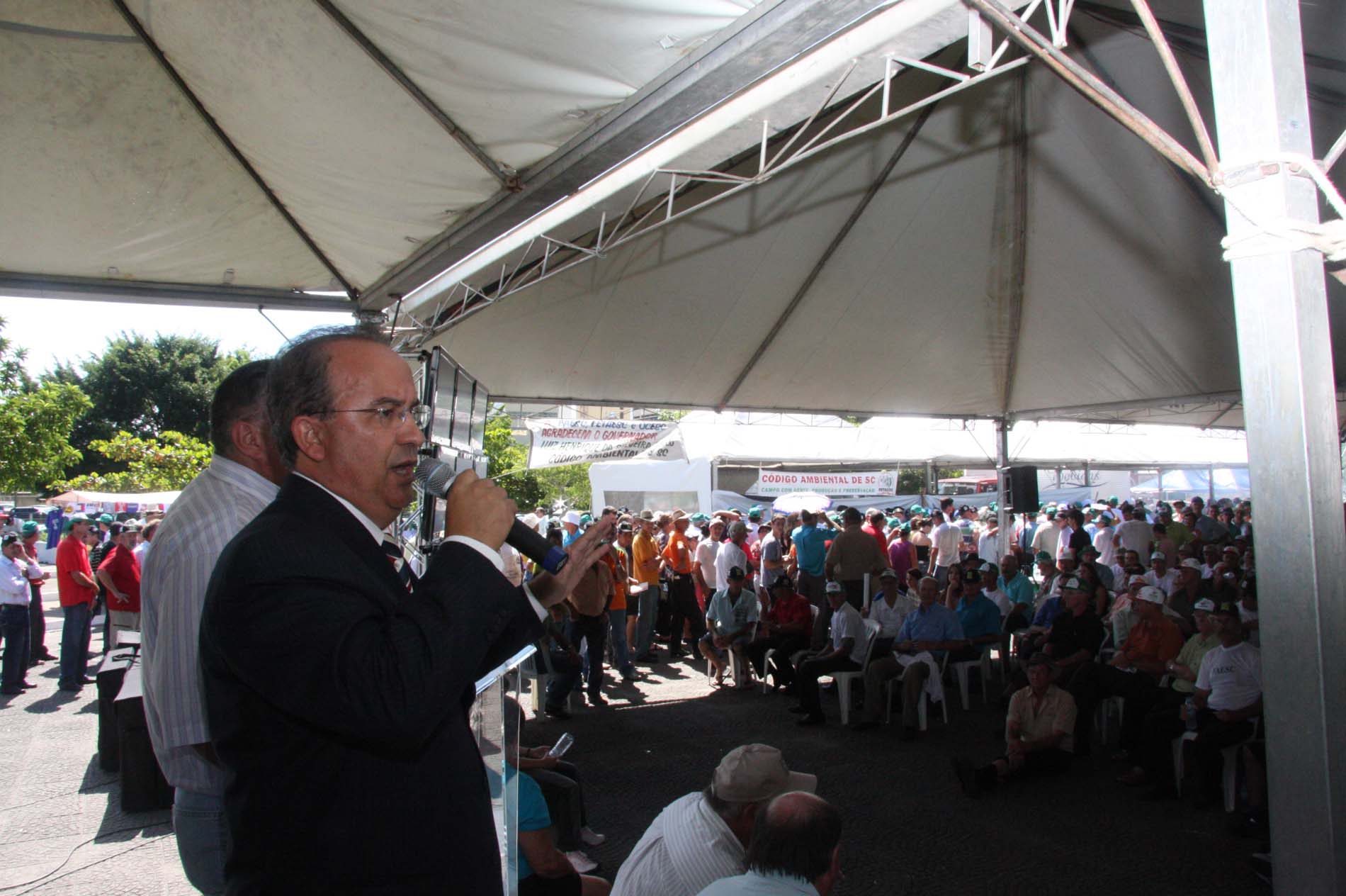 Presidente da ALESC fala aos manifestantes