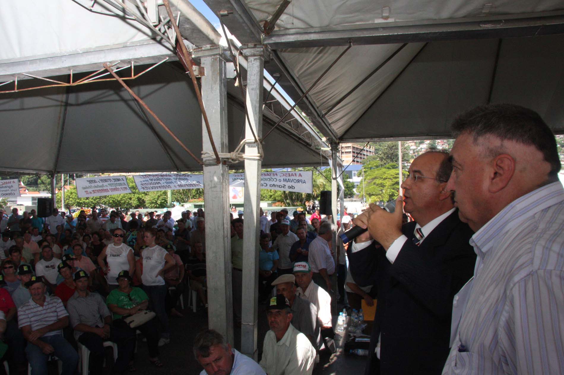 Presidente da ALESC fala aos manifestantes