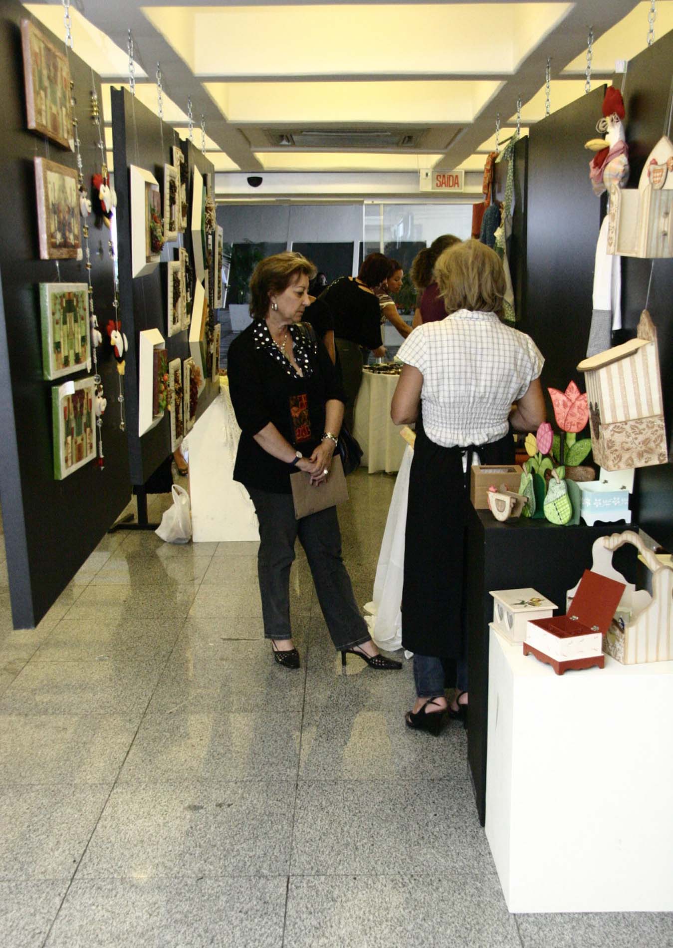 Exposição da Associação das Mulheres Oestinas em Florianópolis - AMOFLOR.