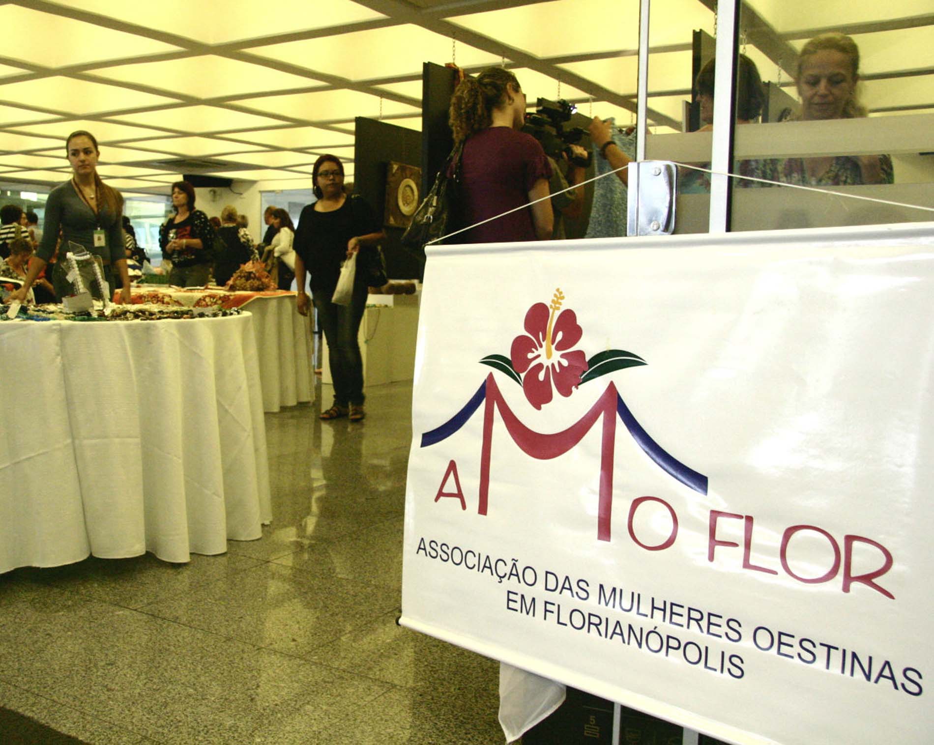 Exposição da Associação das Mulheres Oestinas em Florianópolis - AMOFLOR.