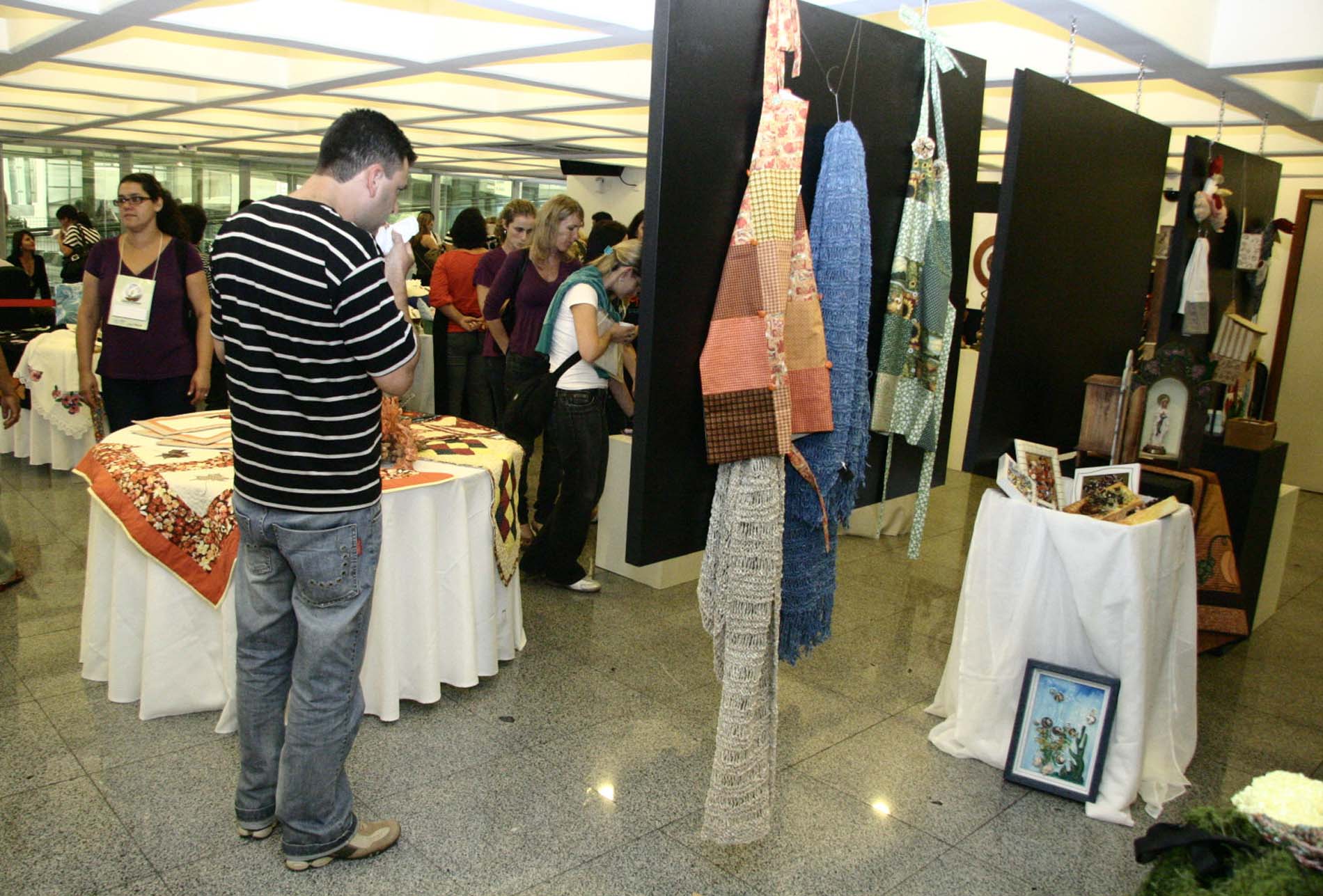 Exposição da Associação das Mulheres Oestinas em Florianópolis - AMOFLOR.
