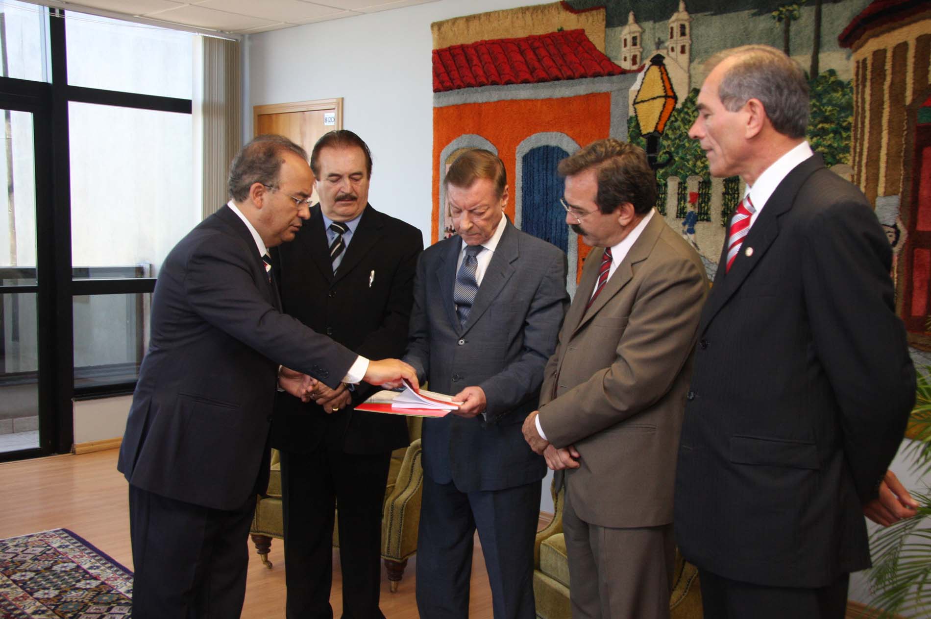 Audiência com O Exmo. Desembargador João Eduardo Souza Varella - Presidente do Tribunal de Justiça de Santa Catarina.
Entrega do Código Ambiental de SC