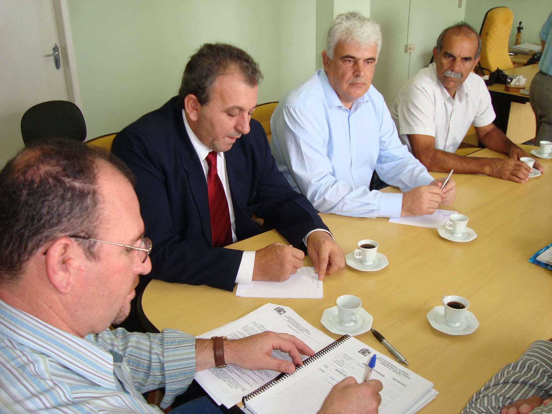 Deputado Décio Góes em encontro com prefeito de Laguna e representante da SEAP