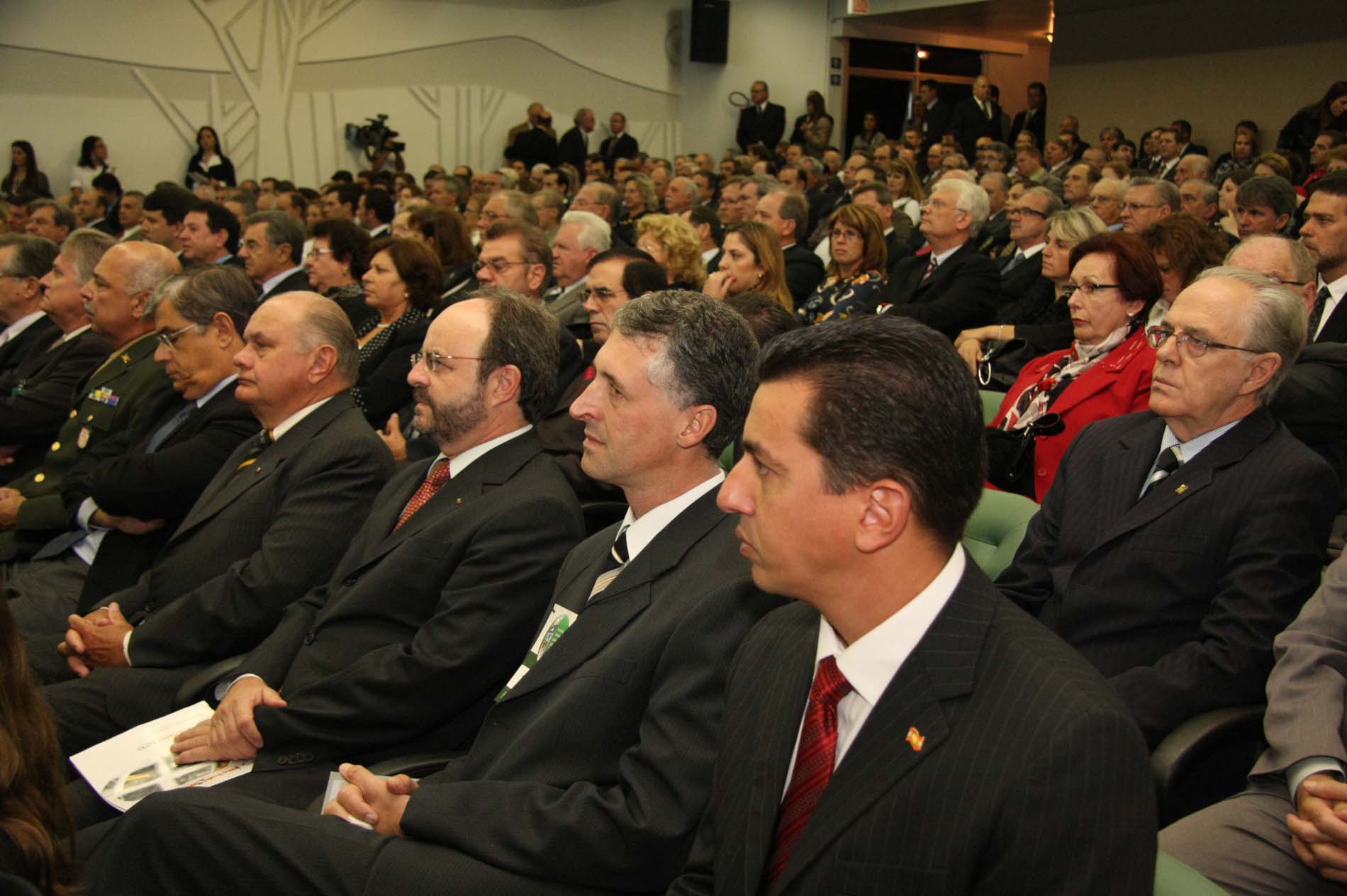 Assembleia prestigia condecoração de empresários catarinenses