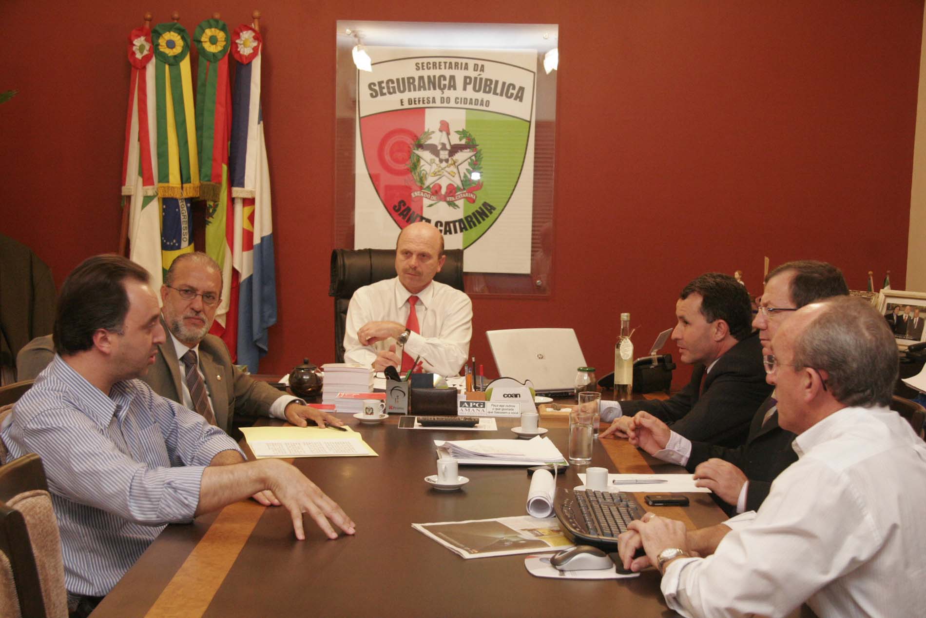 Deputados entregam pedido ao Secretário de Segurança Pública