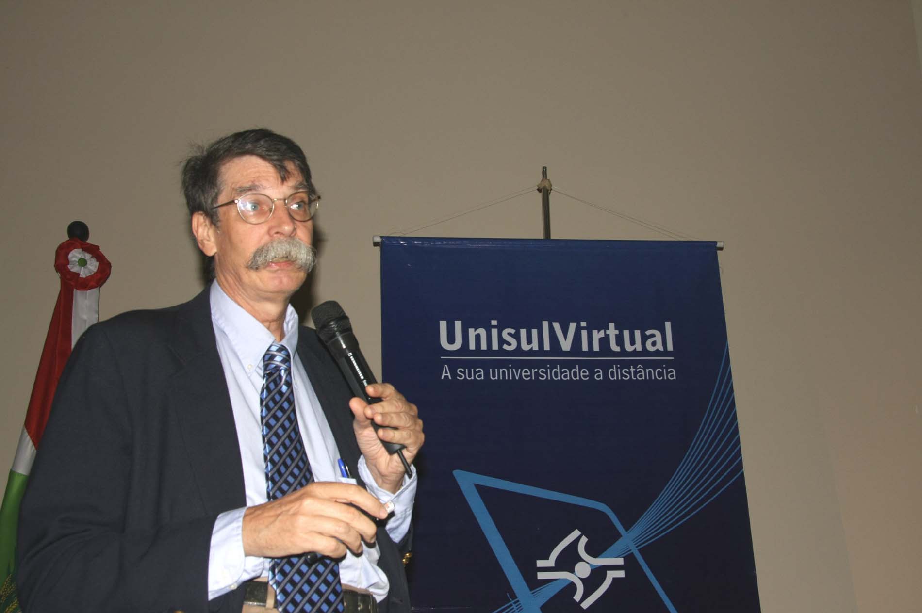 Pesquisador do Instituto Nacional de Pesquisas da Amazônia (INPA)
