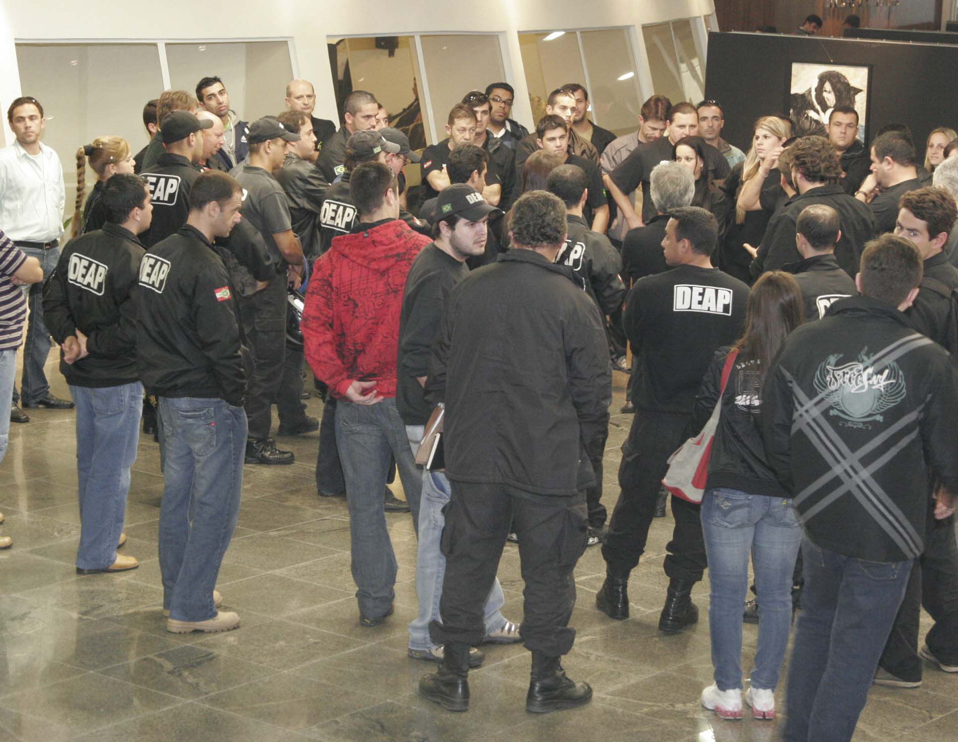 Policiais do DEAP no Hall da Alesc