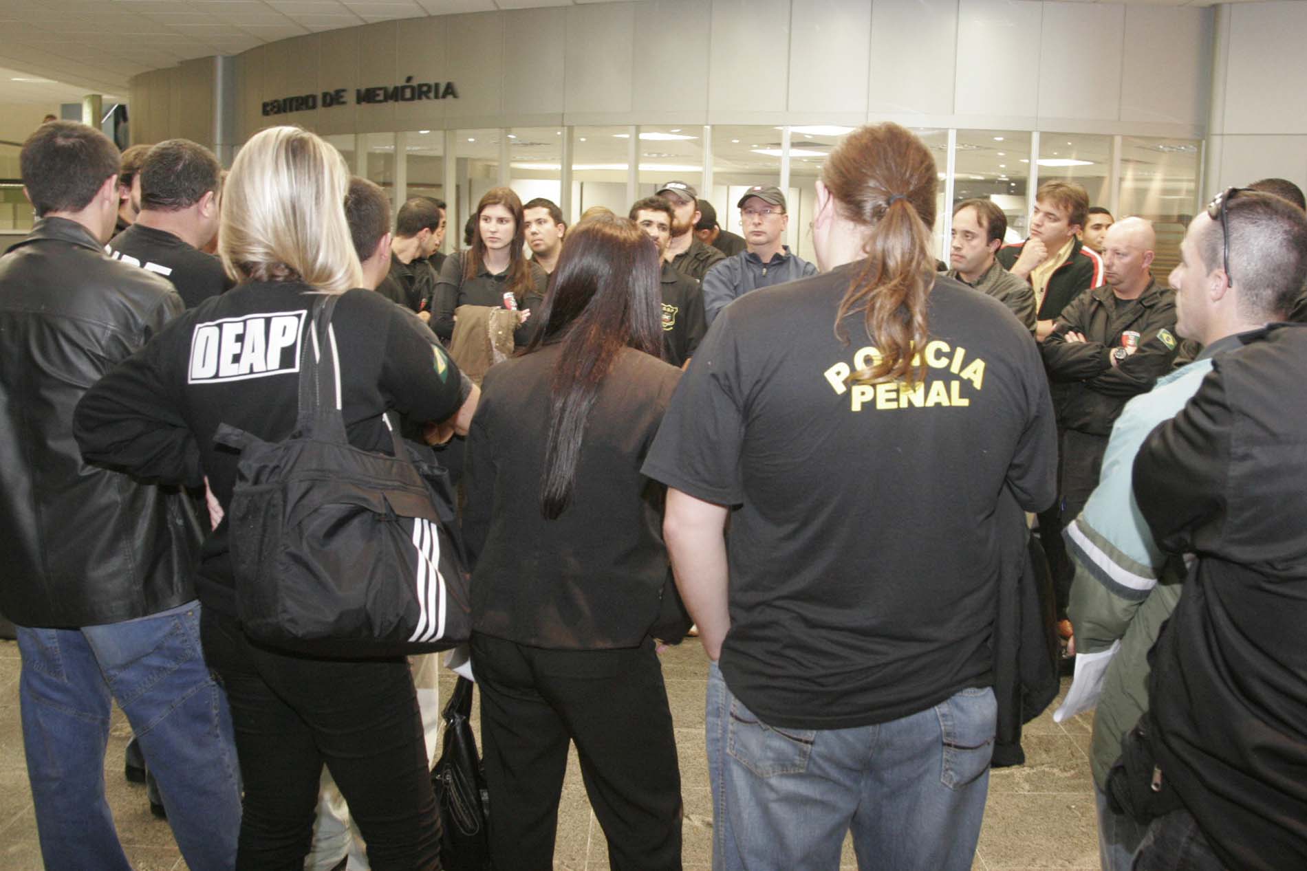 Policiais do DEAP no Hall da Alesc