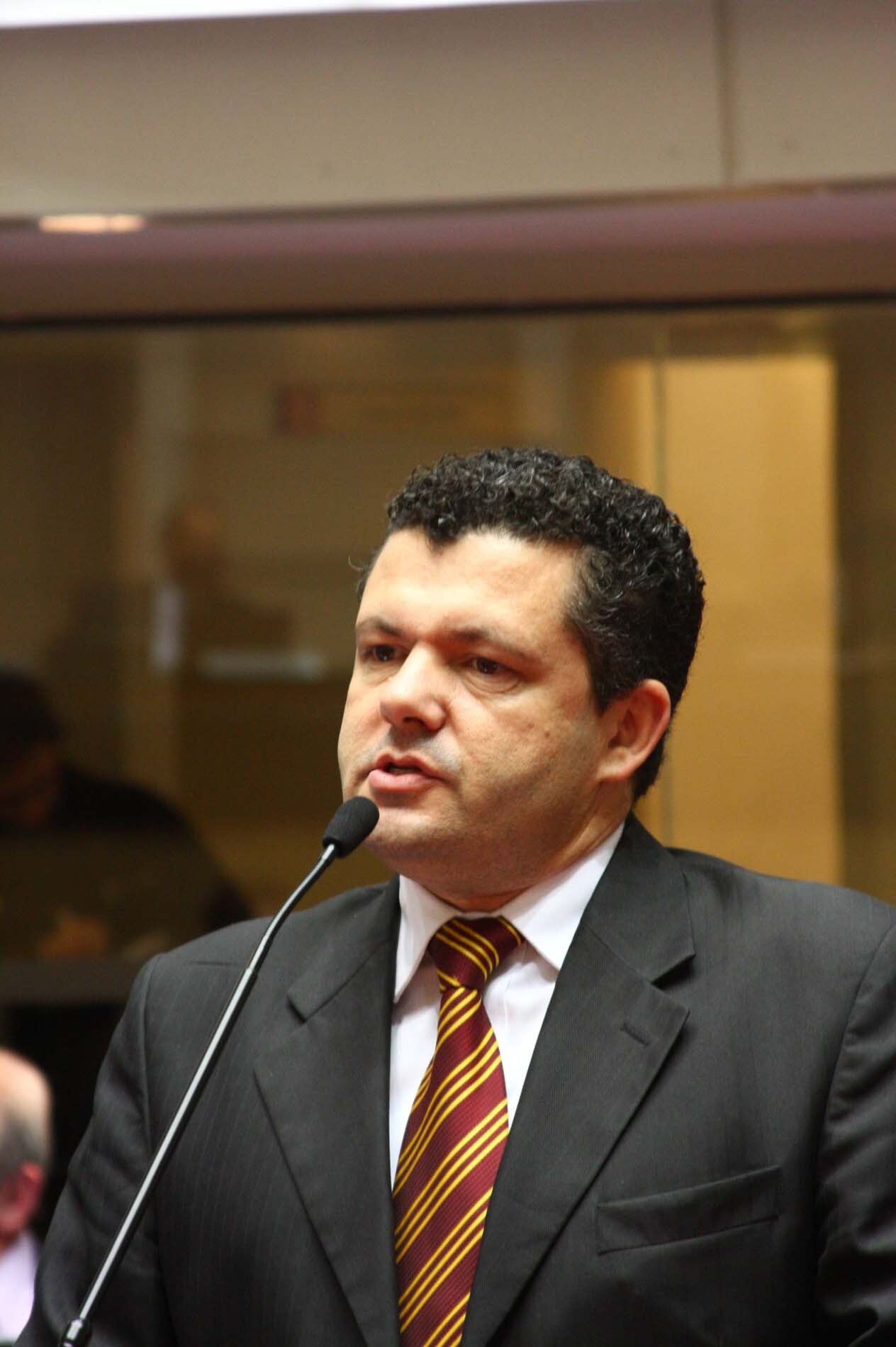 Dos Gabinetes – “Governo desrespeita os servidores e o Parlamento”, lamenta Dionei