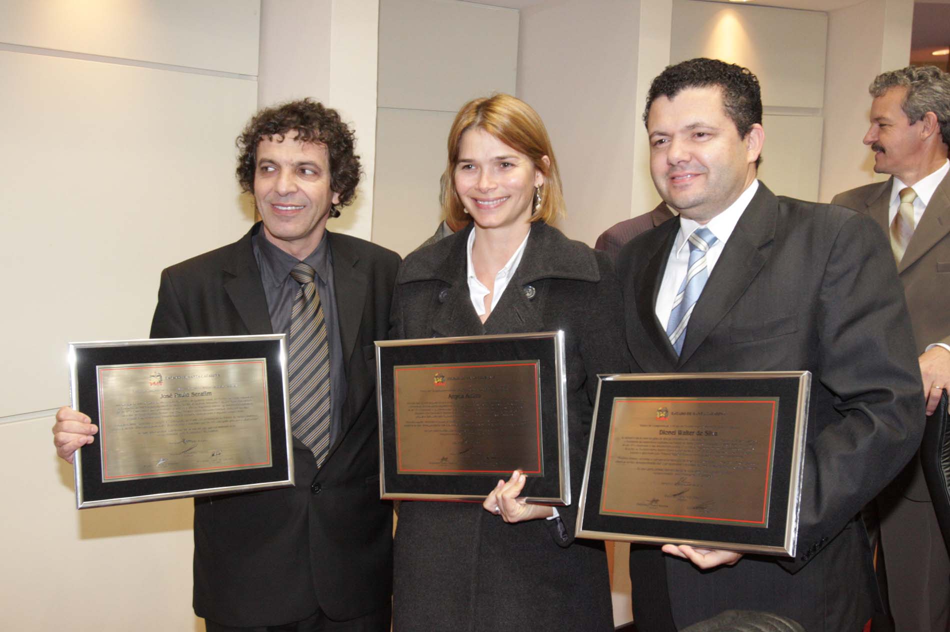 Deputados recebem placa de homenagem