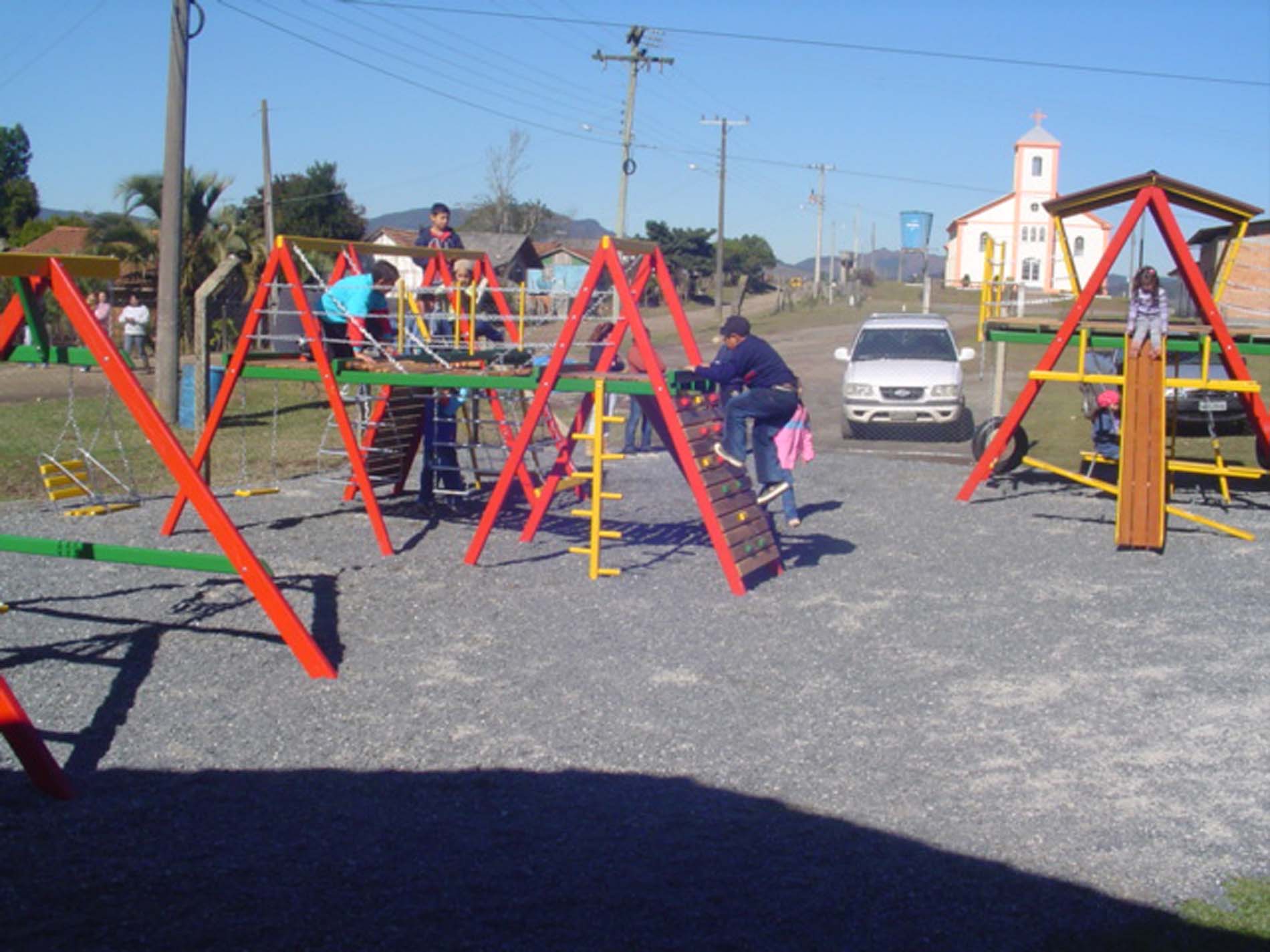 Brinquedos foram instalados ao lado da creche de Índios