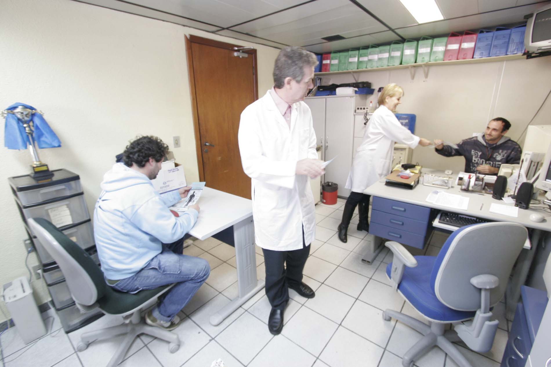 Distribuição de material sobre a campanha de prevenção contra a Gripe A