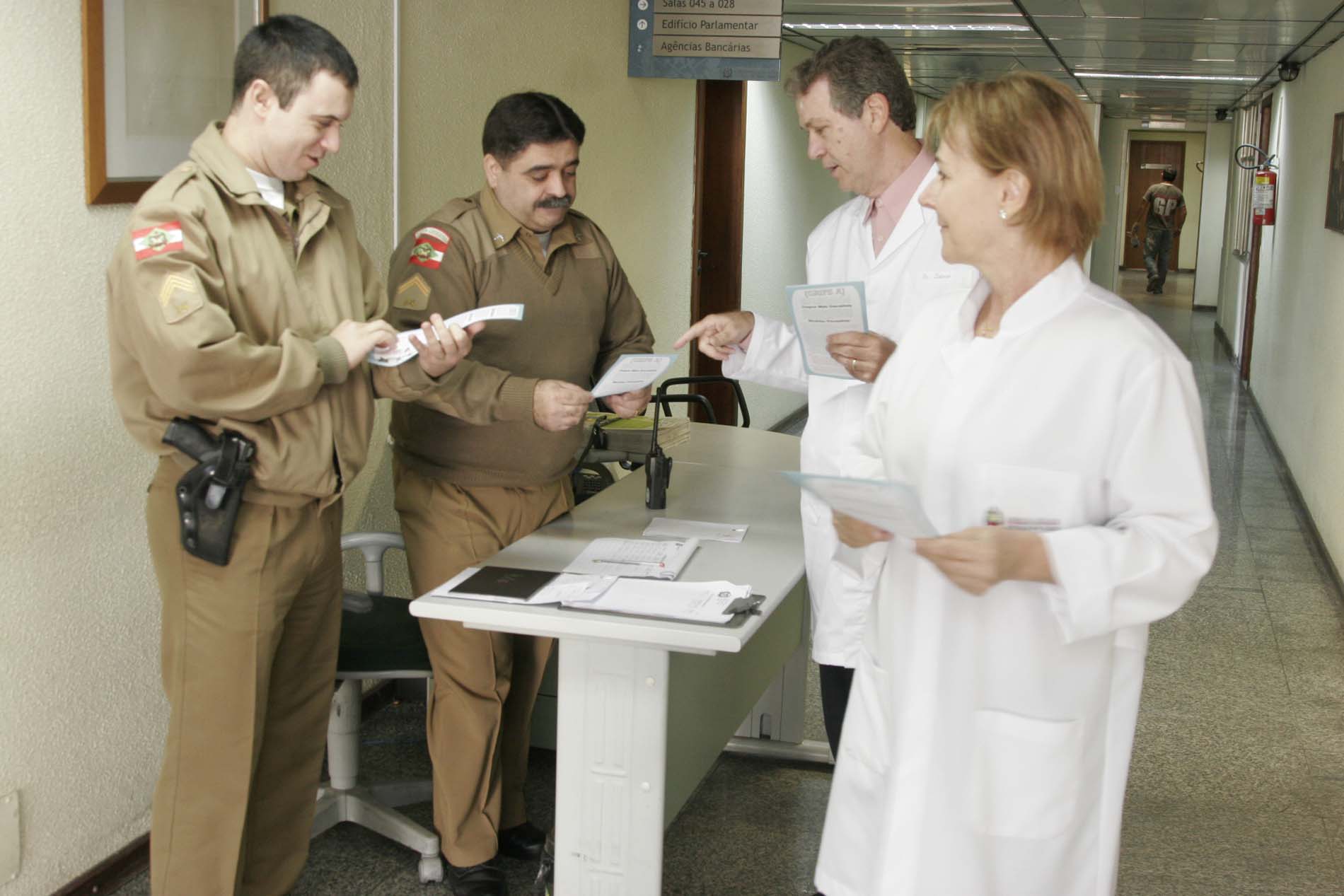 Distribuição de material sobre a campanha de prevenção contra a Gripe A