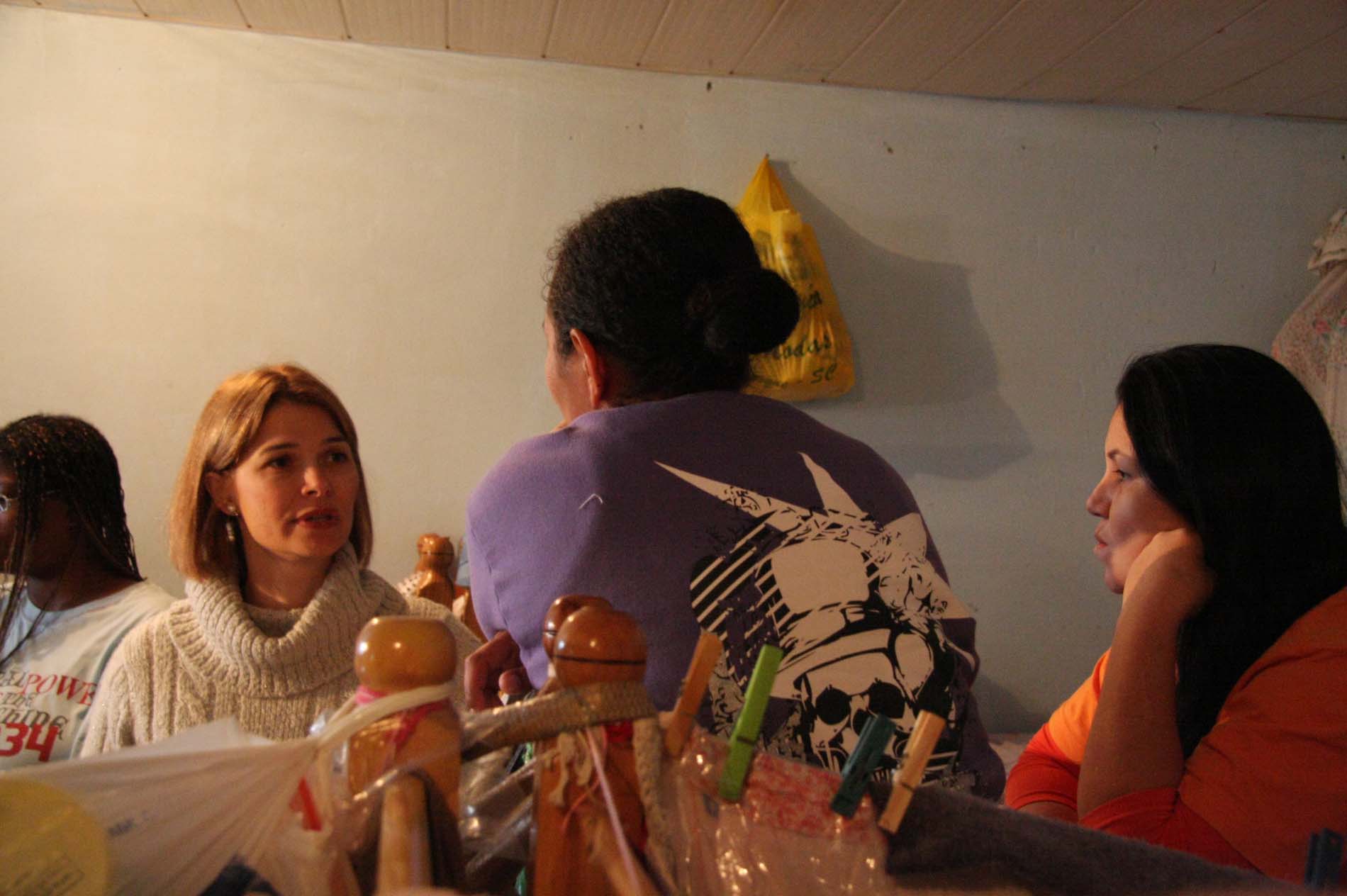 Deputada Angela Albino visita presídio na capital