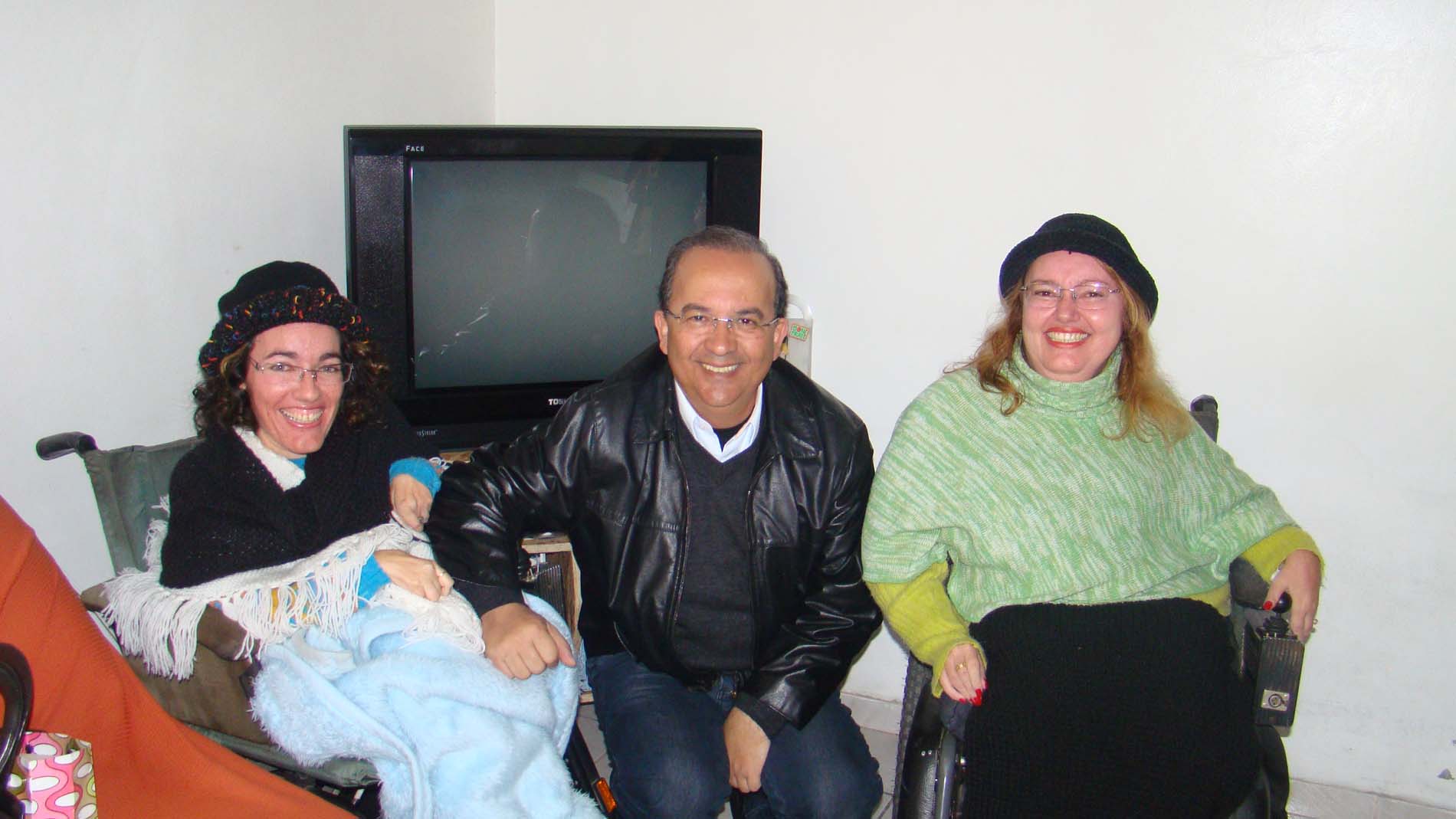 Entrega de equipamento para duas cadeirantes
