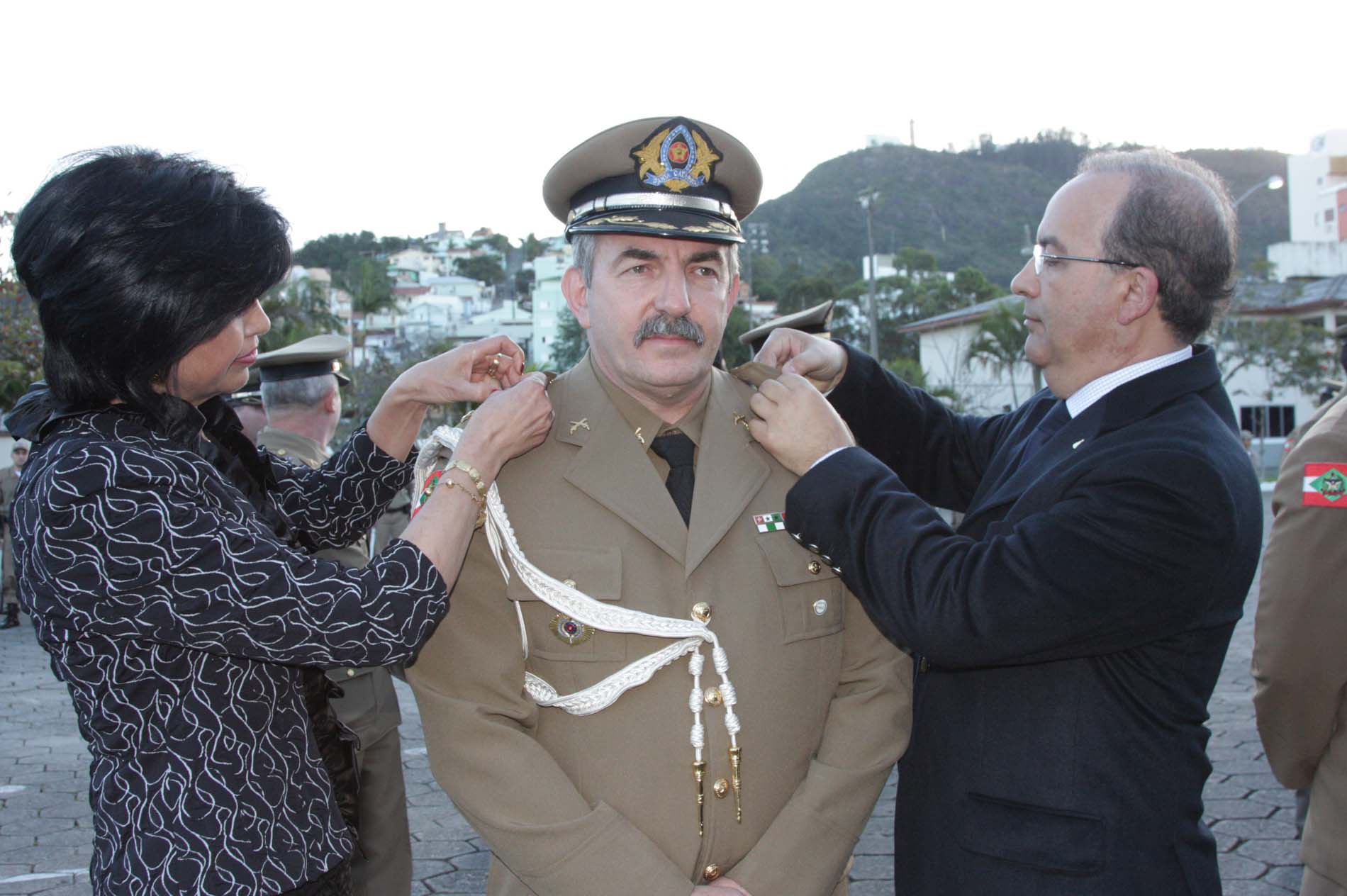 Presidente Jorginho Mello com policiais