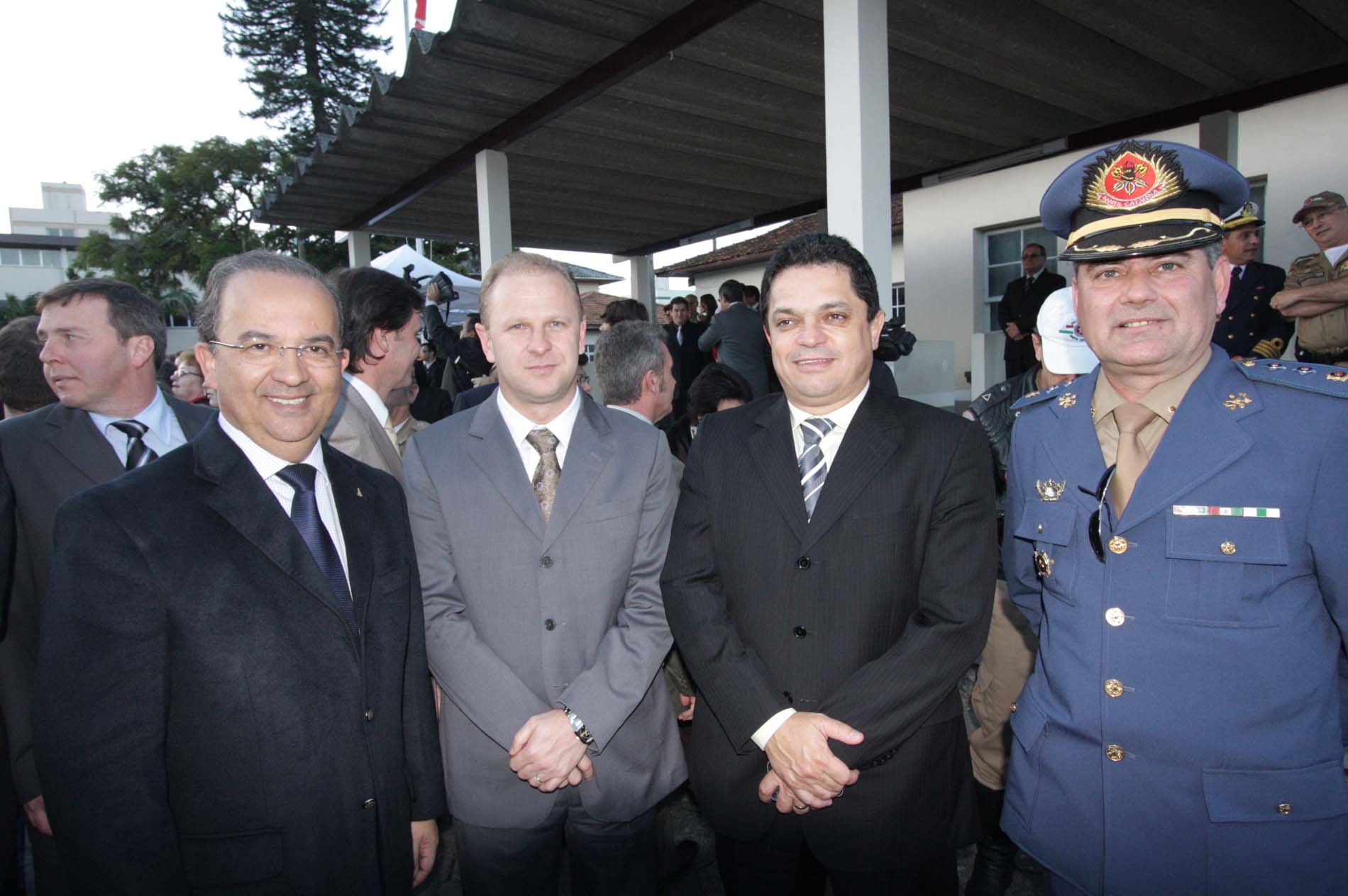 Presidente Jorginho Mello com policiais