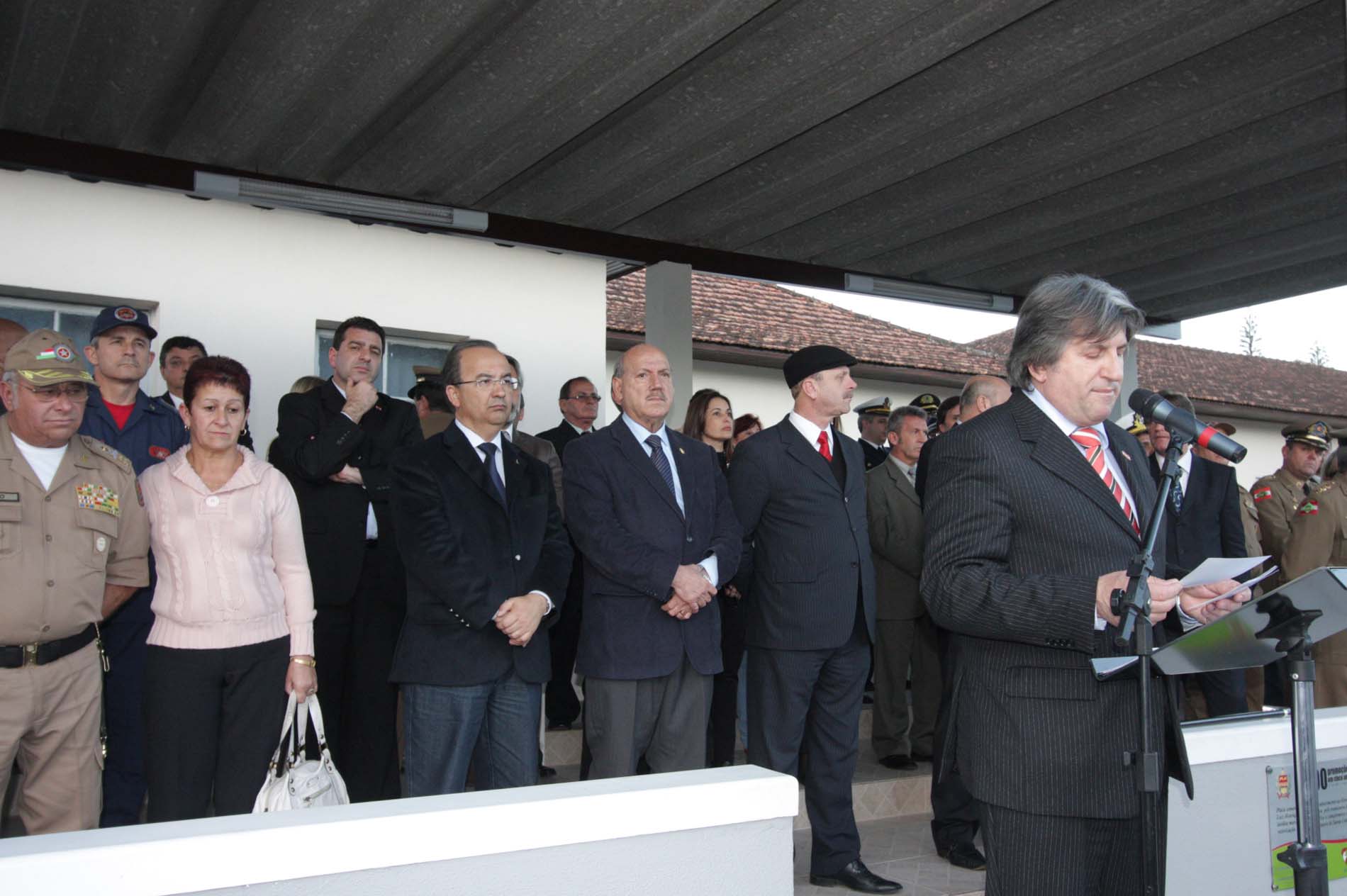 Presidente Jorginho Mello com policiais