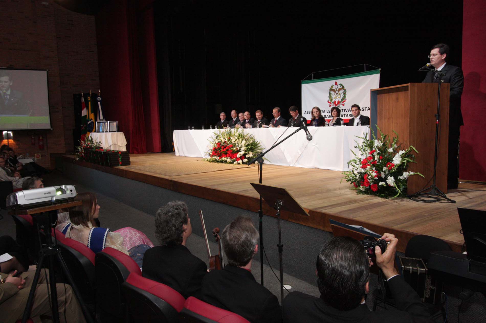 Sessão Solene comemorativa pela passagem dos 50 anos de Emancipação Política do Município de Pomerode e o Lançamento do Livro -De Rio do Testo a Pomerode-
