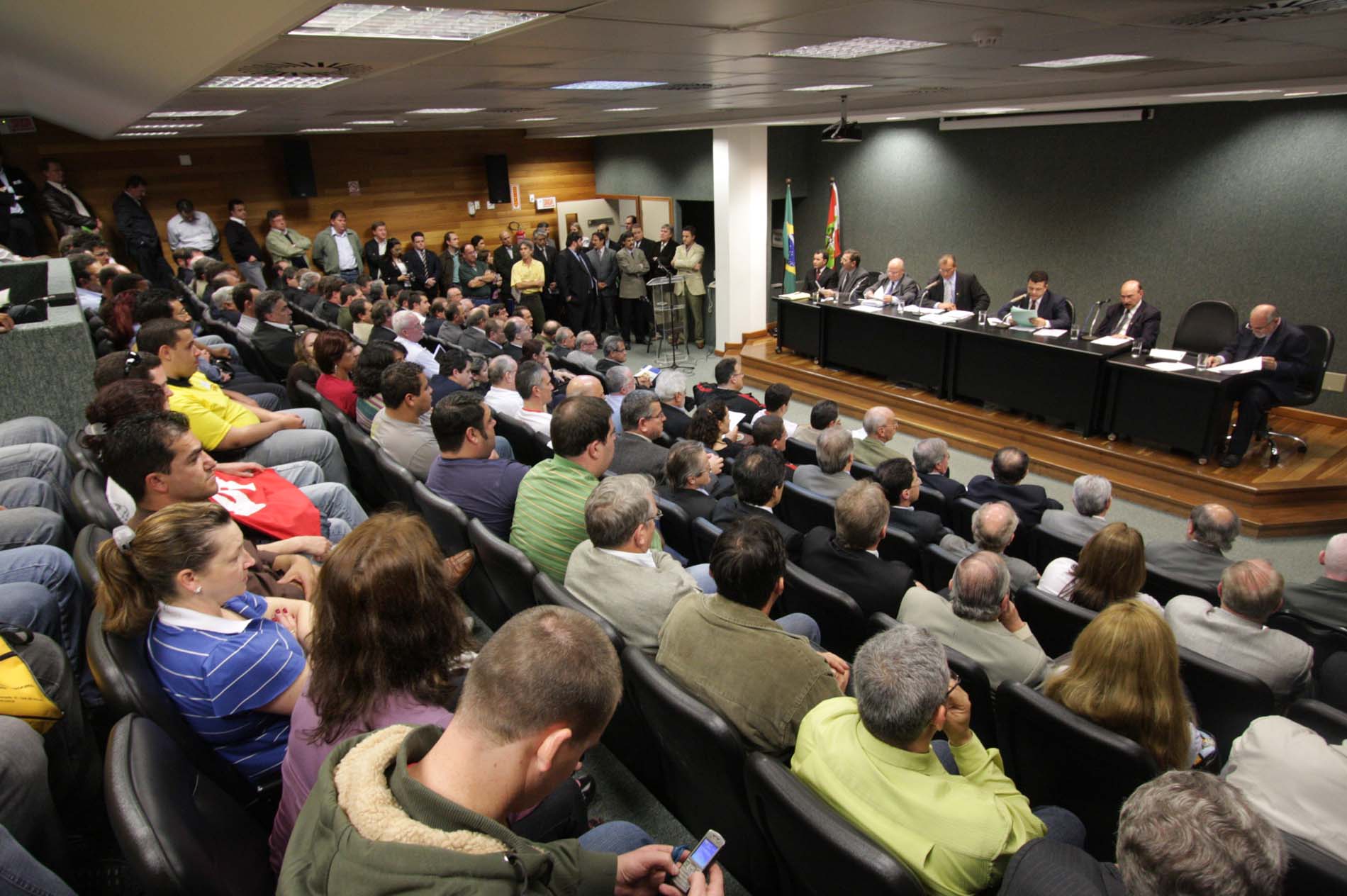 Reunião da Comissão de Economia – Discussão do projeto do salário mínimo regional.