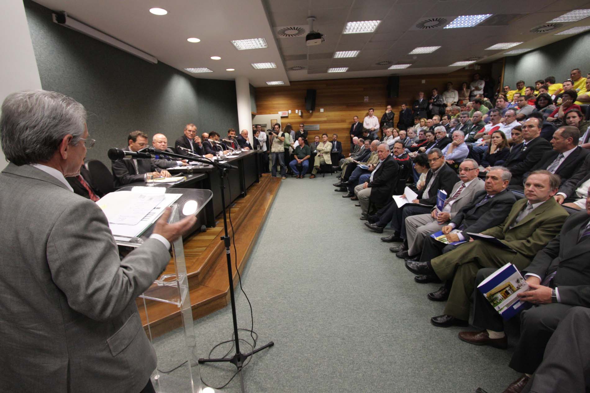 Reunião da Comissão de Economia - Discussão do projeto do salário mínimo regional.