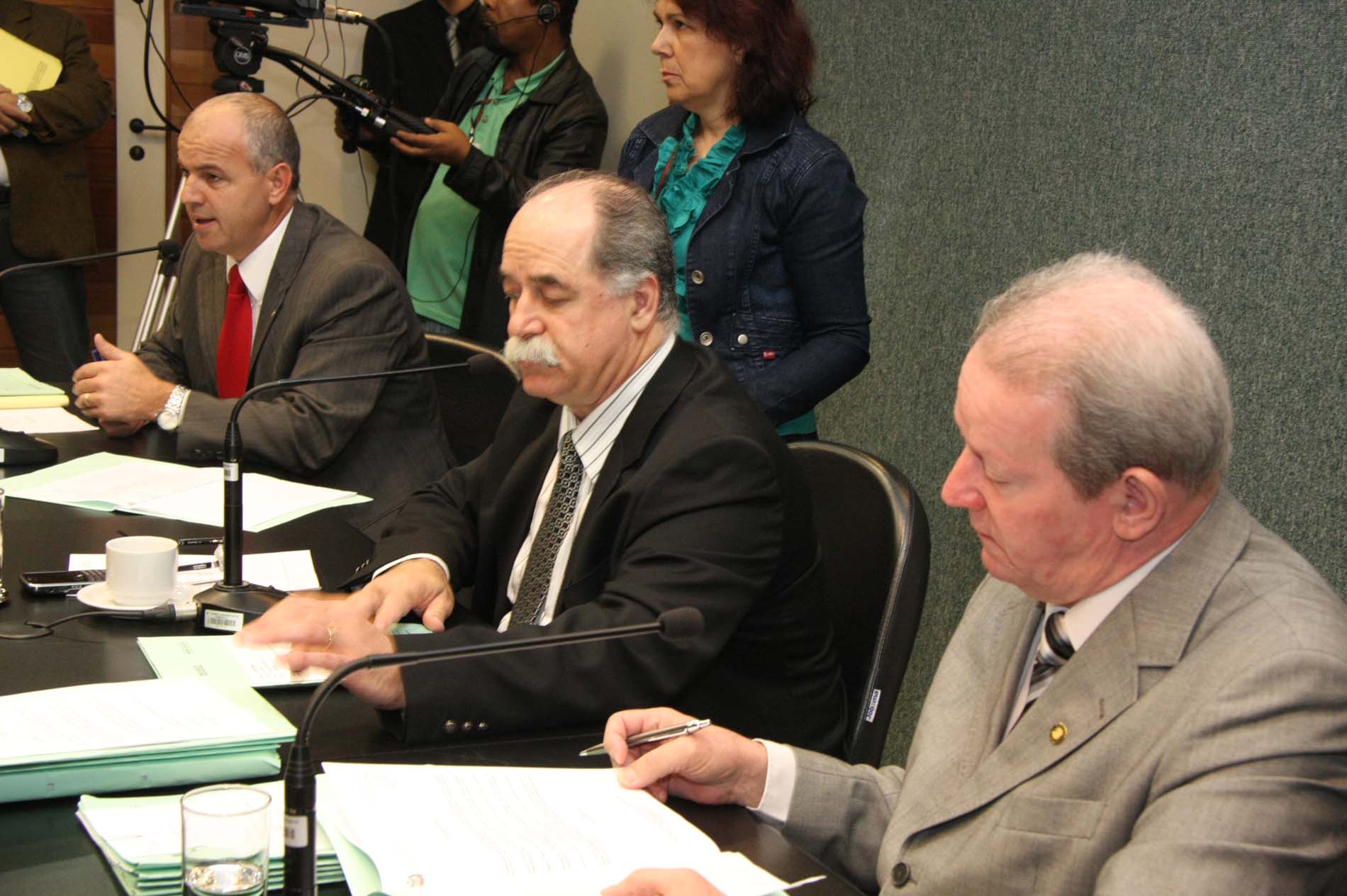 CCJ adia votação do projeto que institui o Salário Mínimo Regional