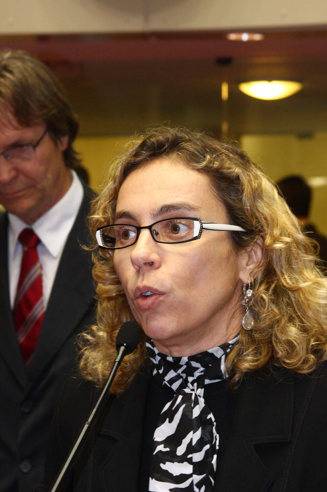 Dos Gabinetes – “Lei Maria da Penha precisa ser implementada em Santa Catarina”, diz Ana Paula