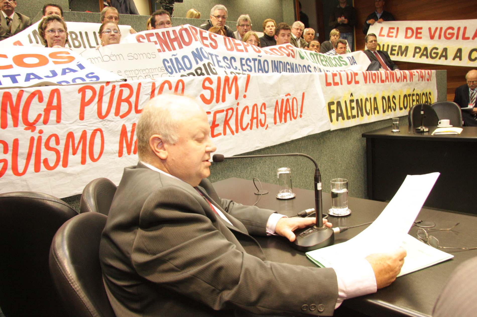 Aprovado substitutivo que altera lei sobre vigilantes em lotéricas