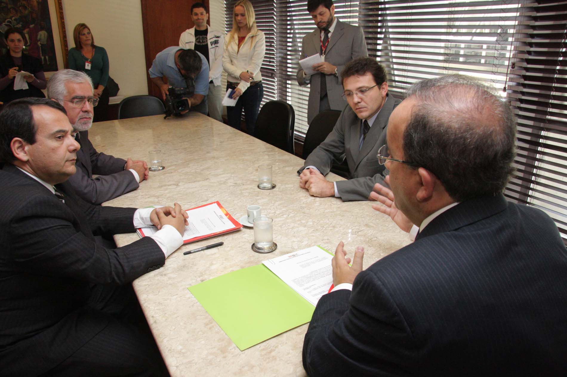 Assinatura de convênio entre ALESC e MP-SC