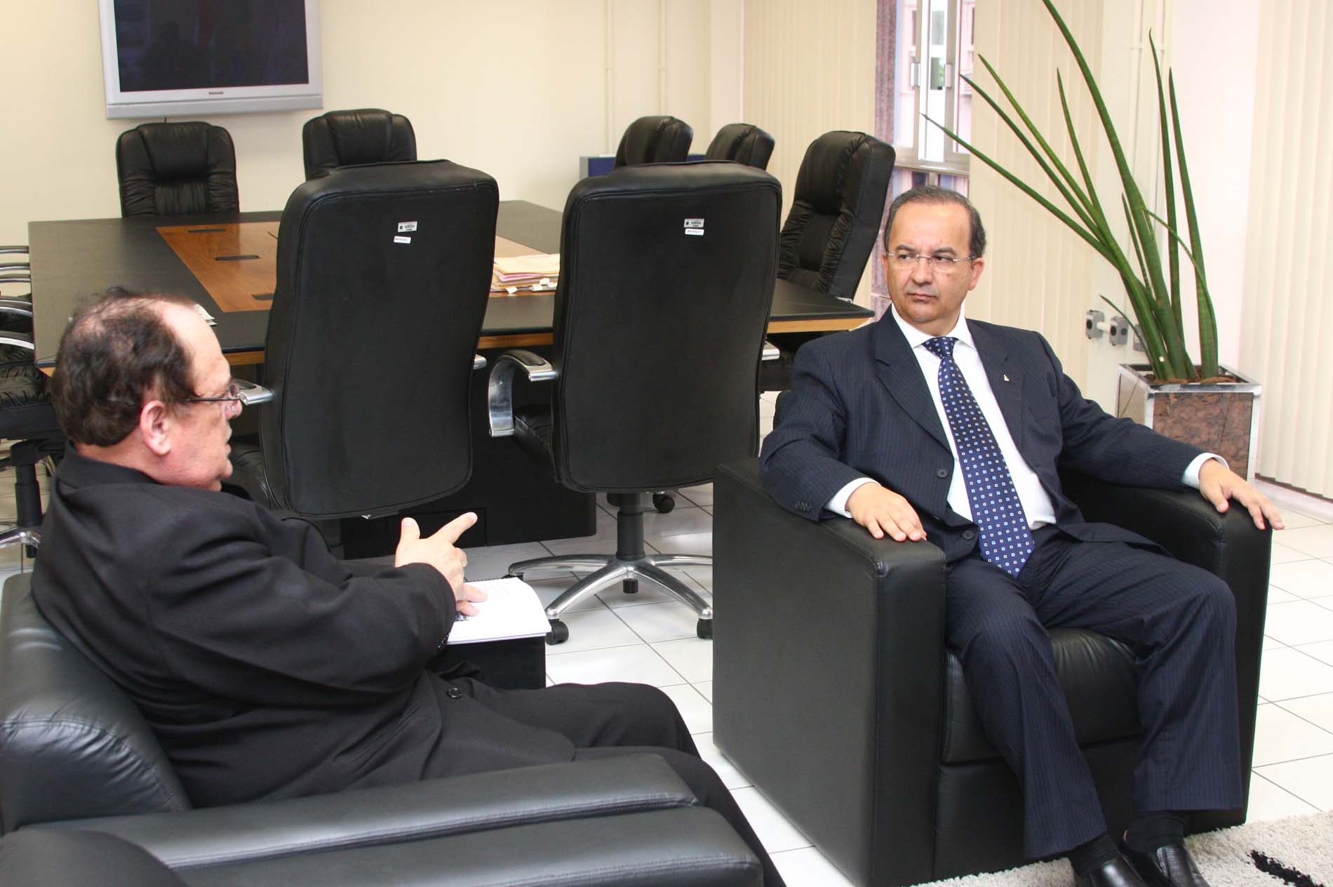 Deputado Jorginho Mello (PSDB) visita o juiz Alcides Vetorazzi