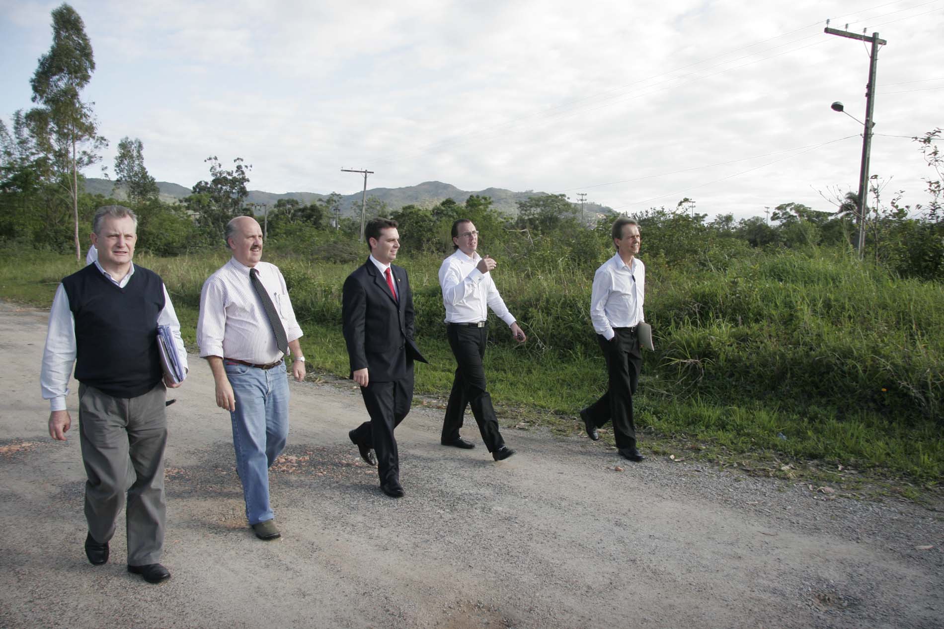 Deputado Cesar Souza Junior visita área de construção do Jadim Botânico.