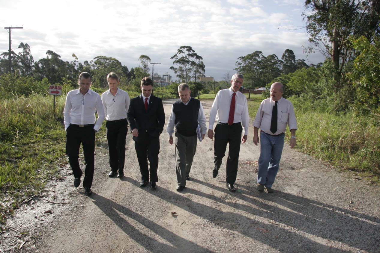 Deputado Cesar Souza Junior visita área de construção do Jadim Botânico.