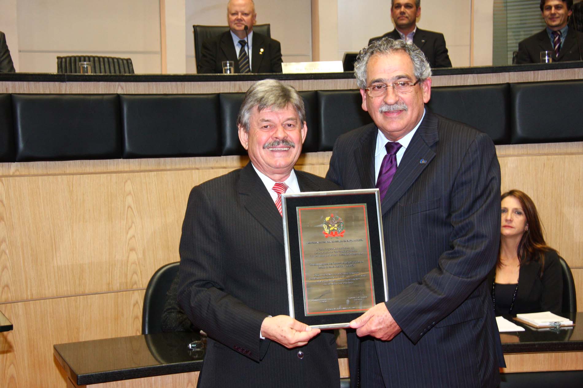 Deputado Reno Caramori (PP) entregando placa ao Presidente do CORE Flávio Flores Campos