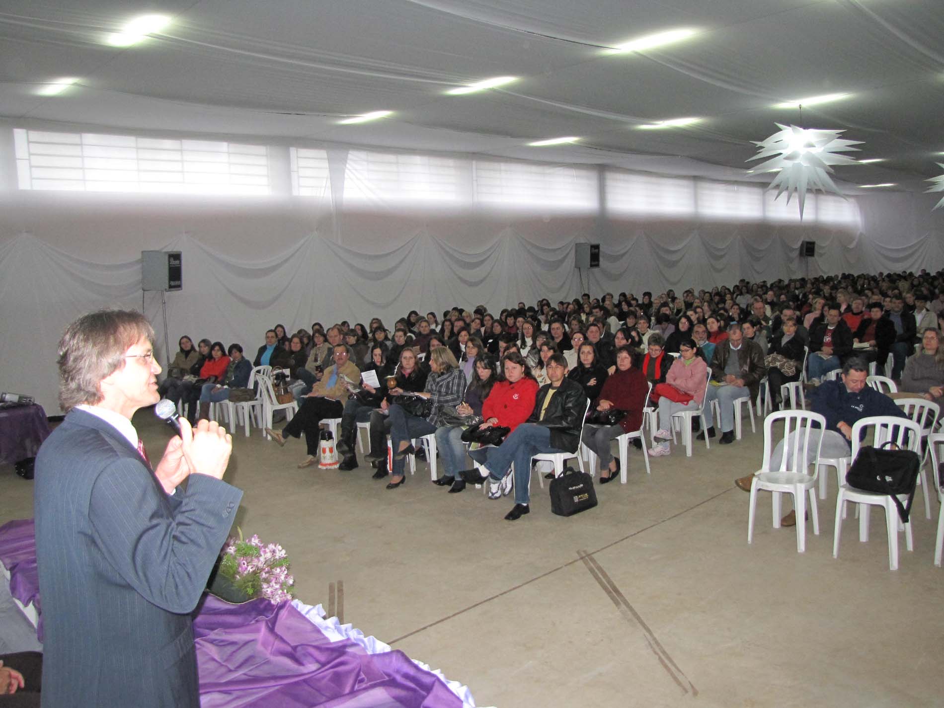 Seminário reúne cerca de mil professores 
em São Miguel do Oeste