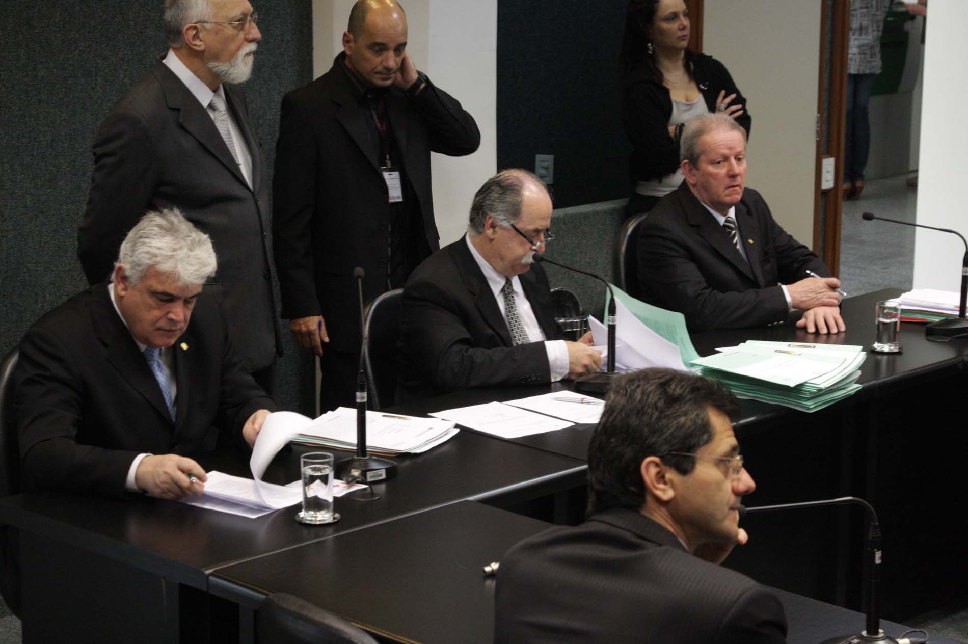 CCJ aprova projetos que tratam do uso de desfibriladores cardíacos