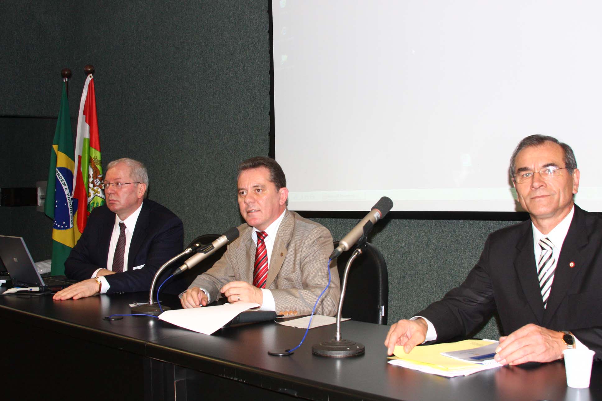 Lírio Parizotto presta esclarecimento sobre Celesc