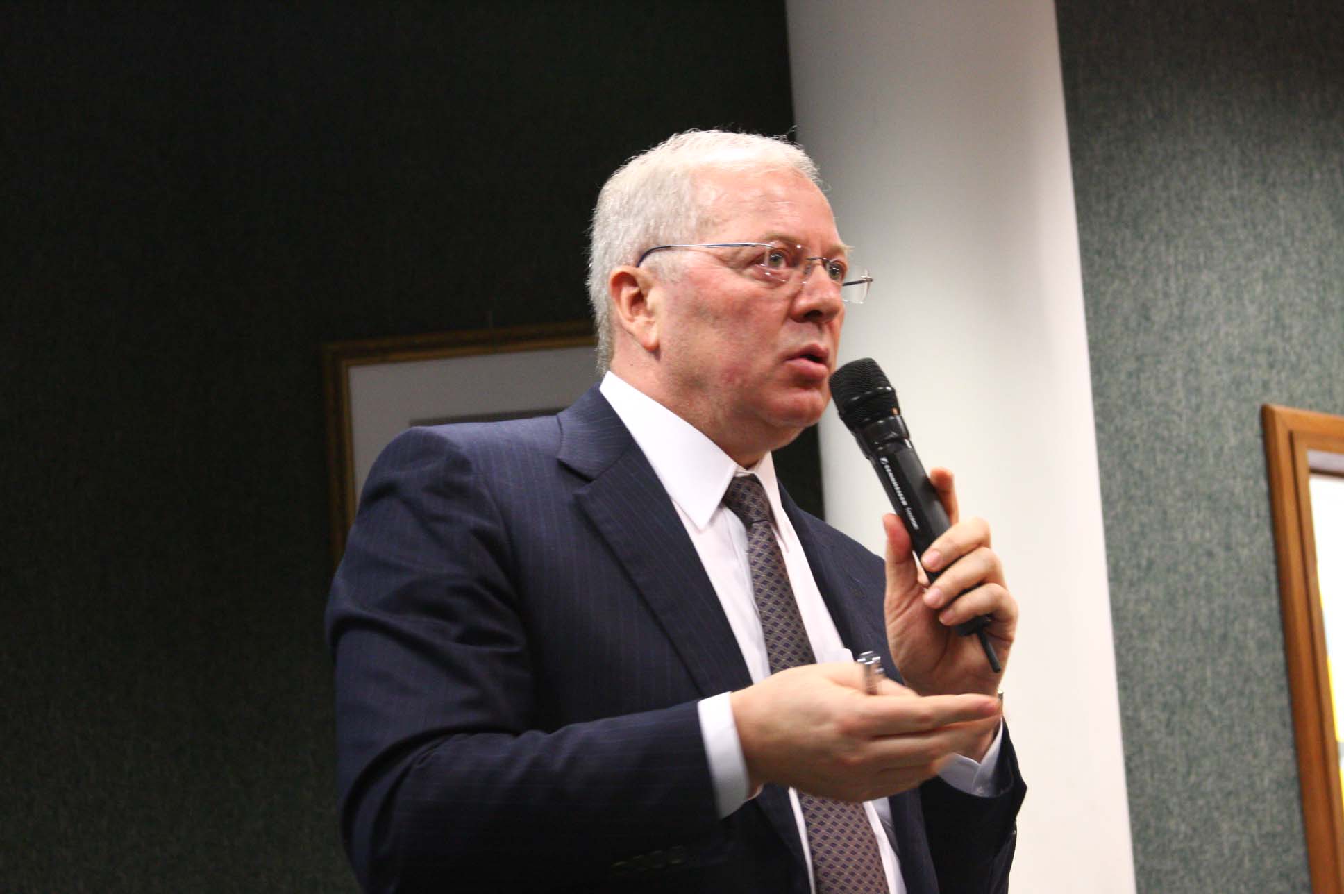 Lírio Parizotto presta esclarecimento sobre Celesc
