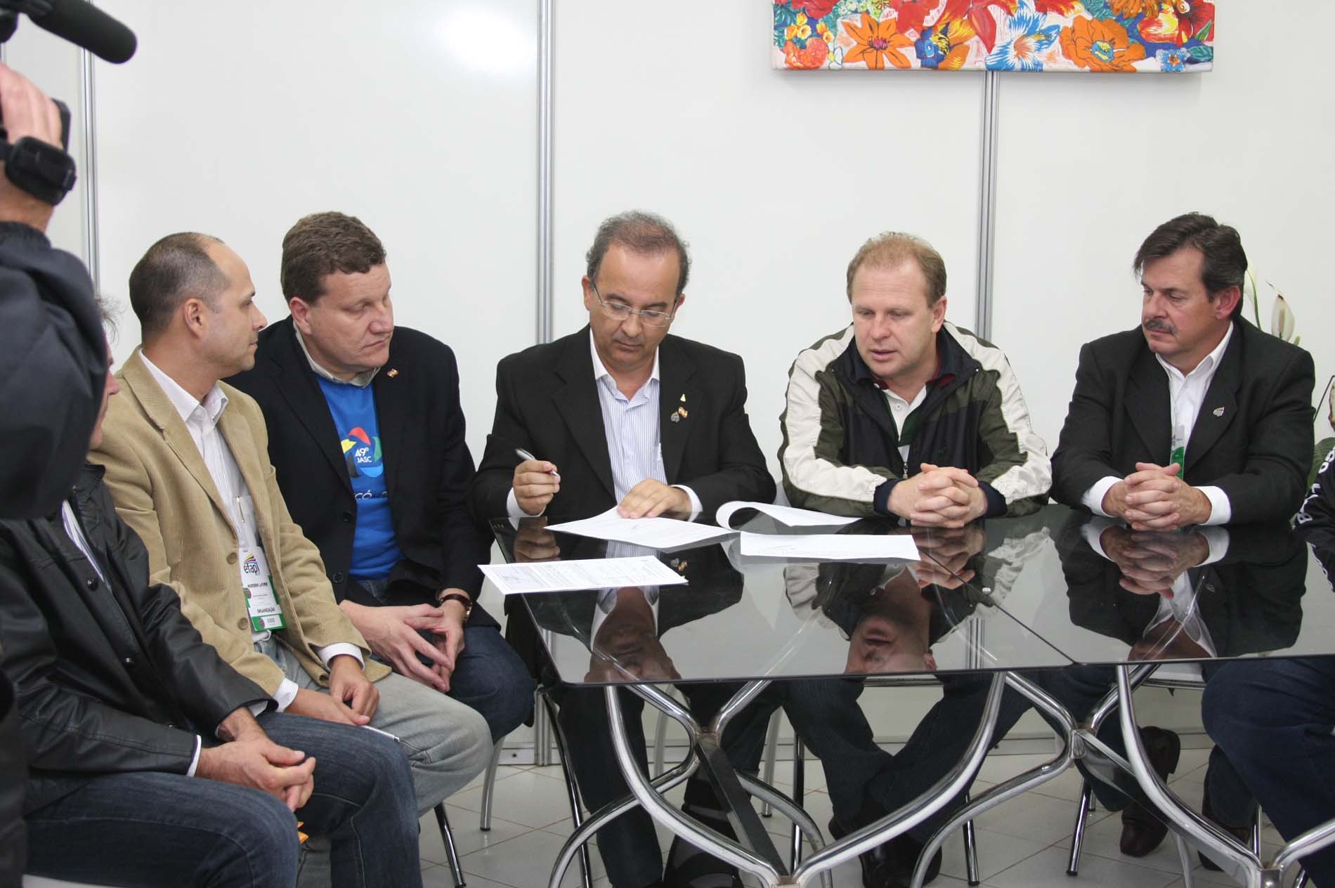 Jorginho Mello assina atos de liberação de verbas na Efapi