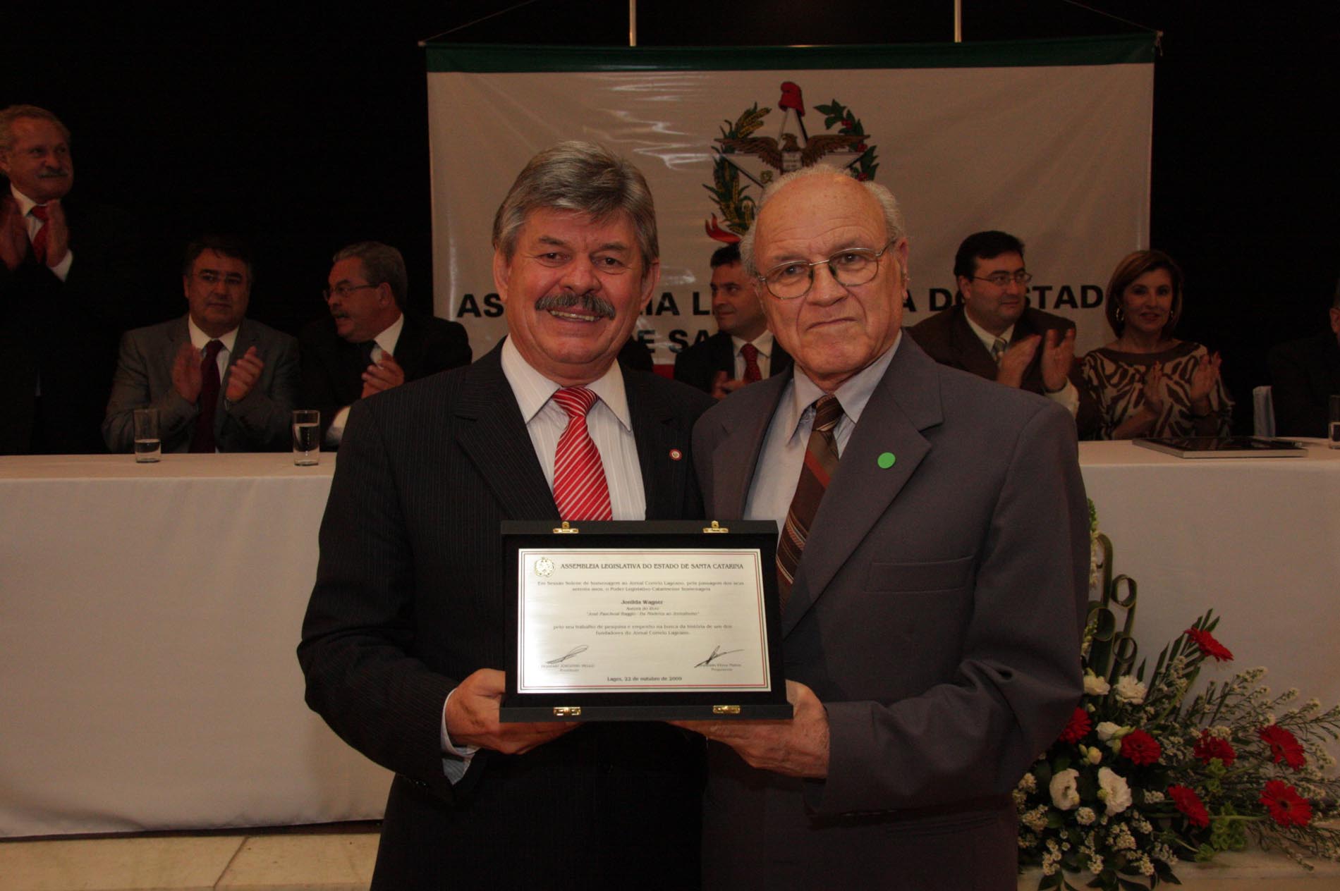 Sessão Solene em homenagem ao Jornal Correio Lageano pela passagem dos seus 70 anos de fundação e o lançamento do livro -José Paschoal Baggio - Da Madeira ao Jornalismo- de Jonilda Wagner.