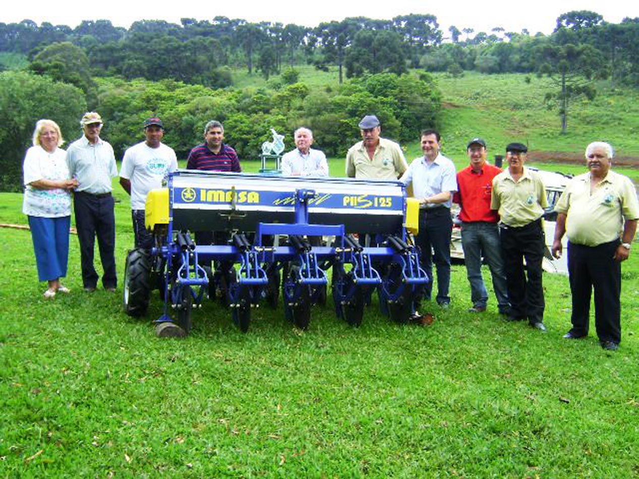 Produtores rurais de Mangueirão recebem plantadeira de alta tecnologia