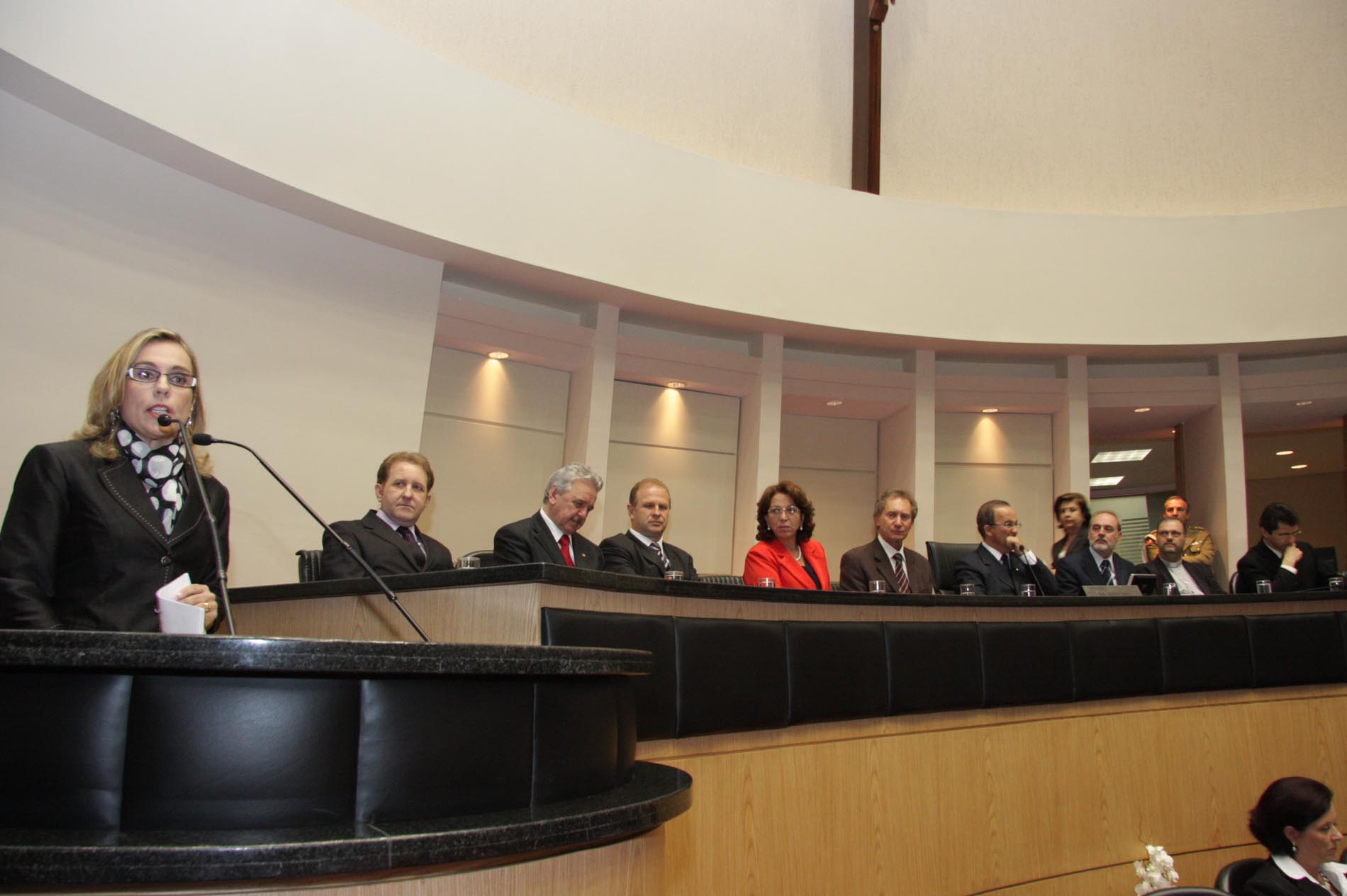Comenda do Legislativo homenageia personalidades e entidades do Estado