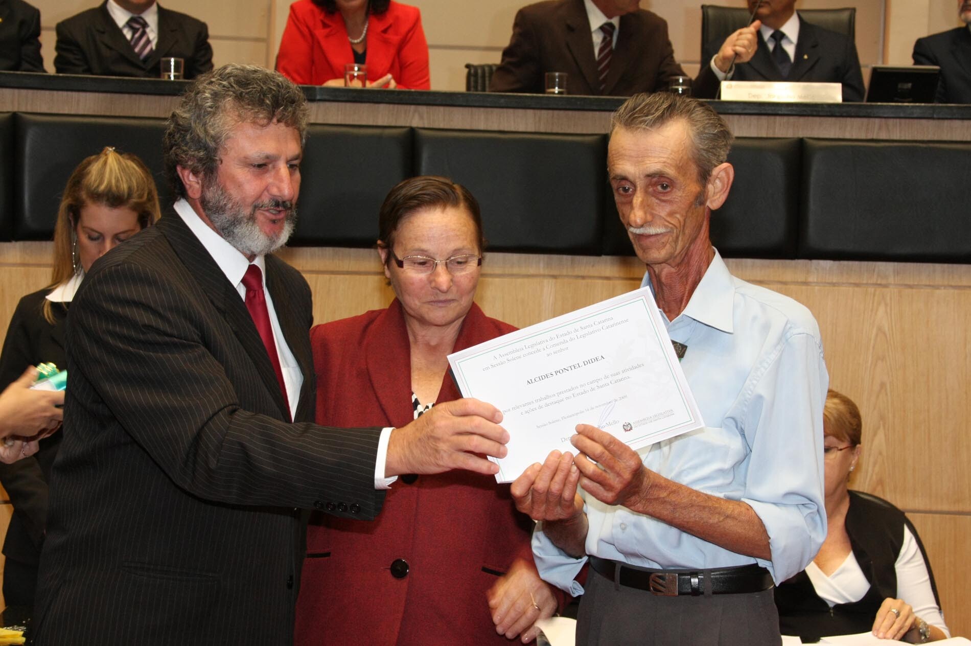 Dos Gabinetes – Produtor de mudas oestino conquista Plenário da Assembleia em homenagem
