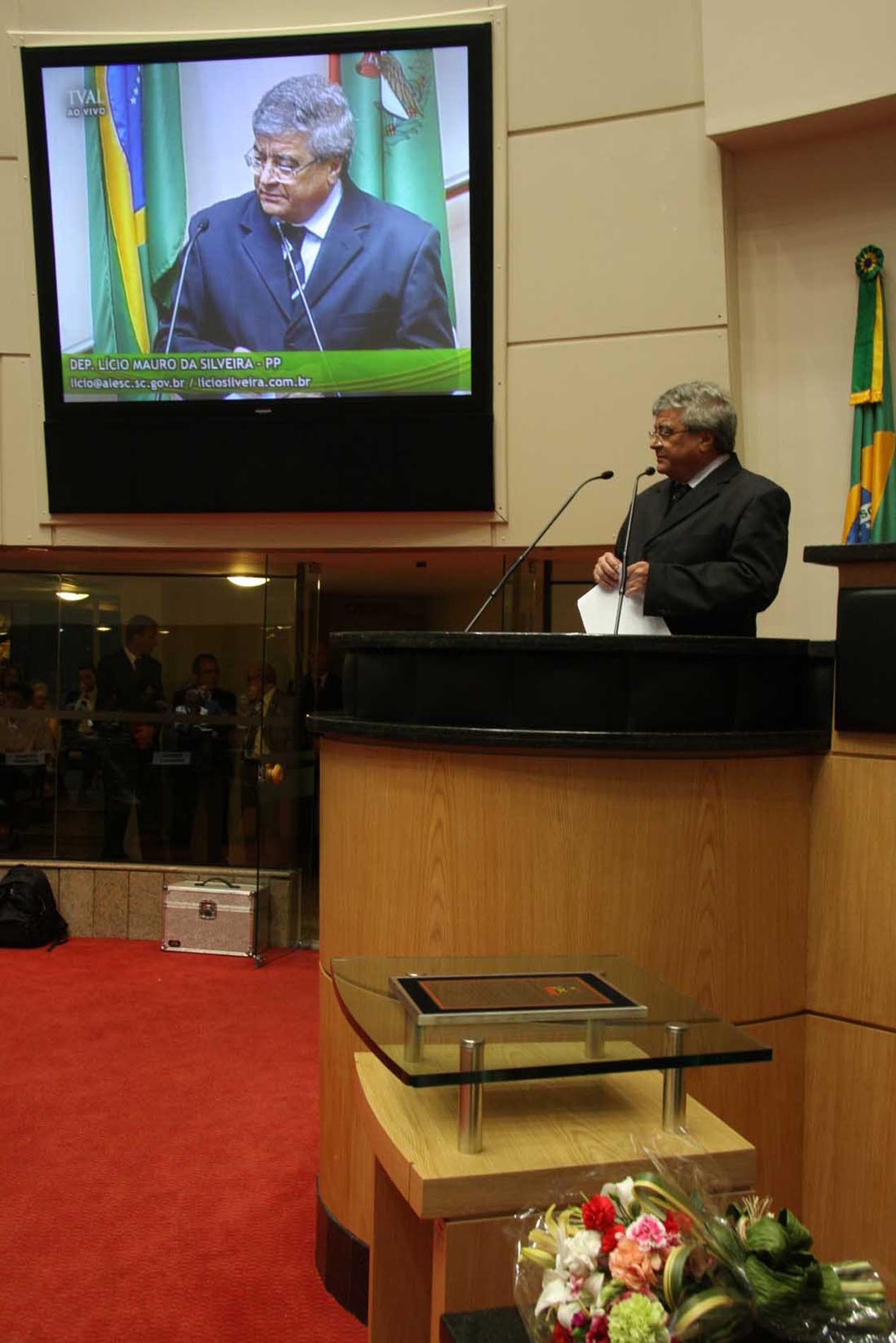 Sessão Especial em homenagem ao professor Alcides de Abreu